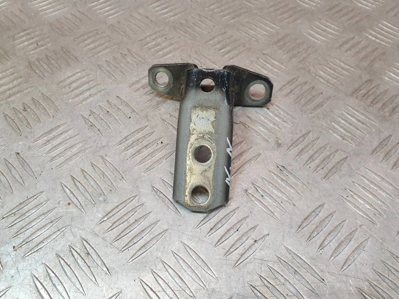 Петля двери нижняя Mitsubishi Outlander 2012-нв 3