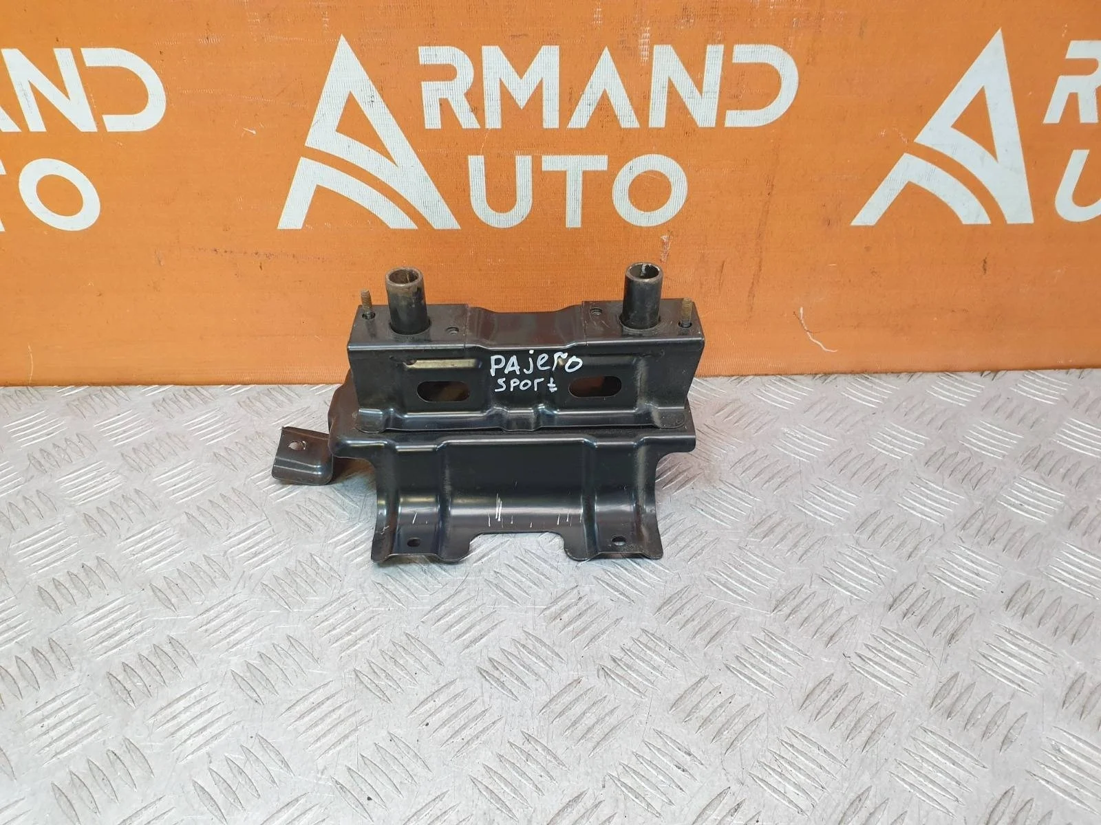 Крепление кронштейна запасного колеса Mitsubishi Pajero 2006-нв 4