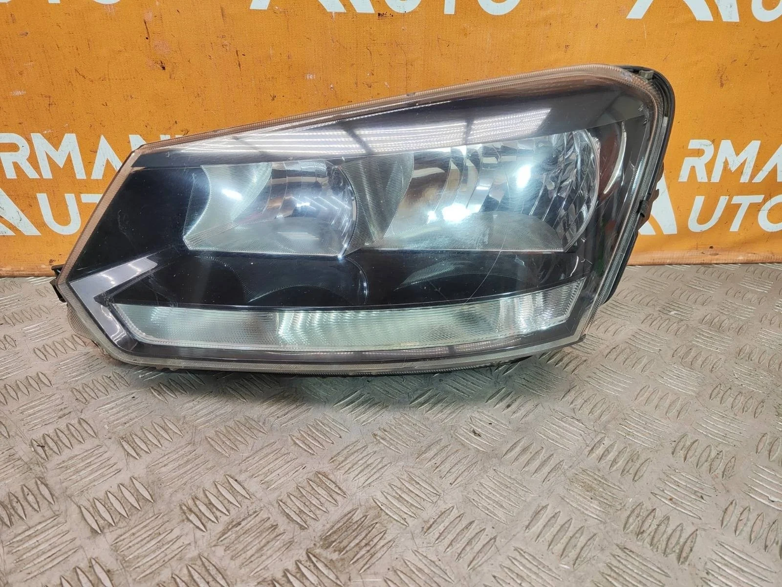 Фара Skoda Yeti 2014-2018