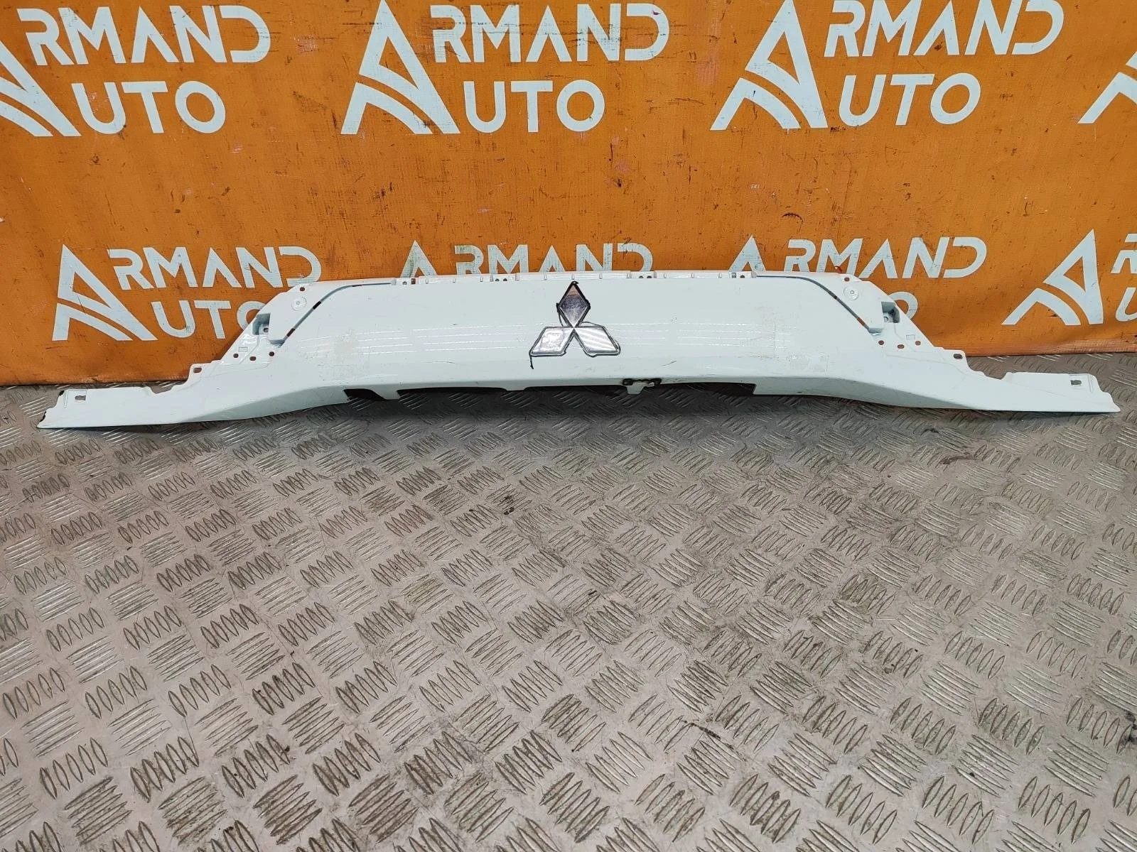 Накладка двери багажника MItsubishi Outlander 2015-нв 3