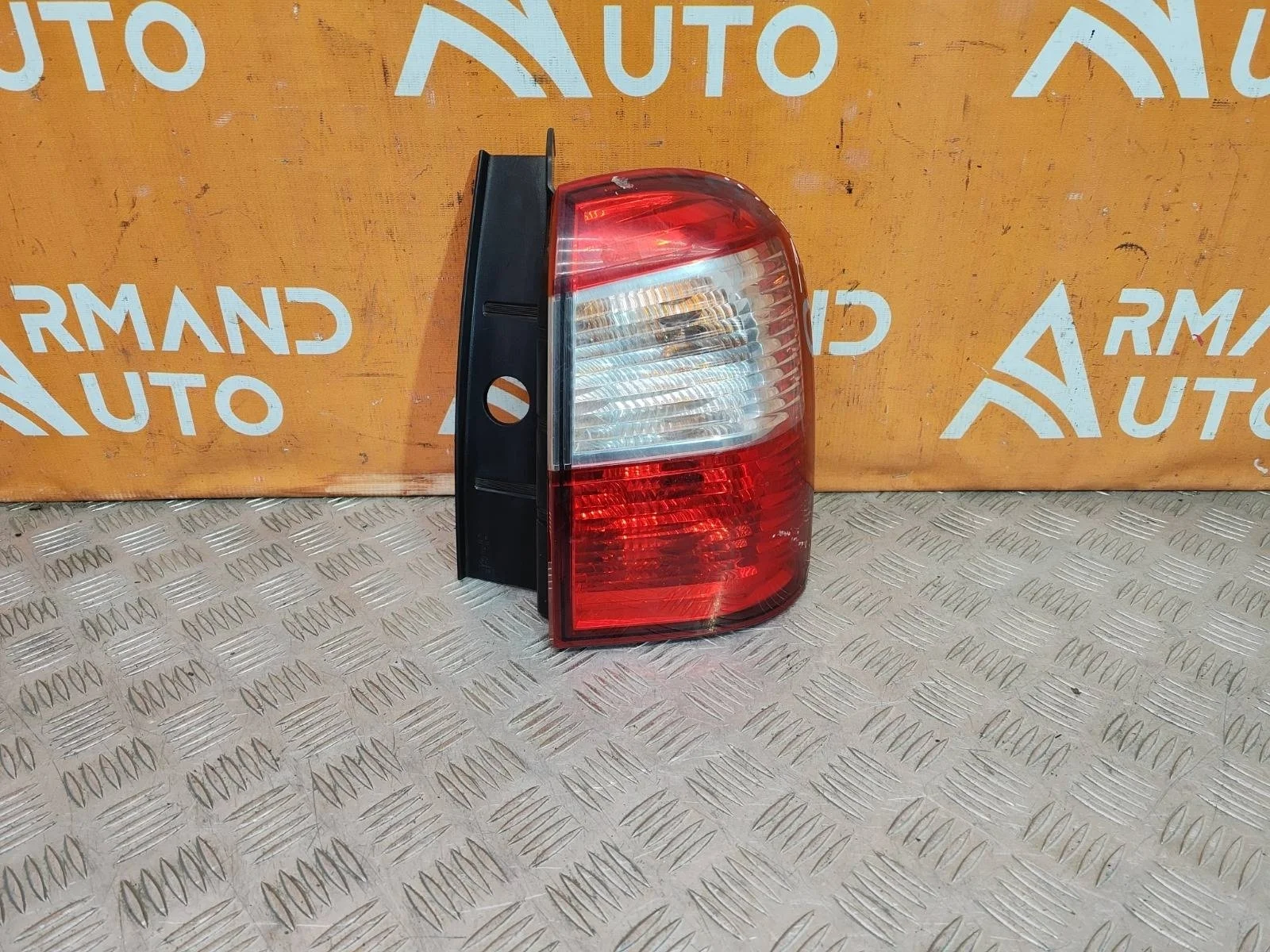 Фонарь внешний Nissan Terrano 2014-2022 3 D10