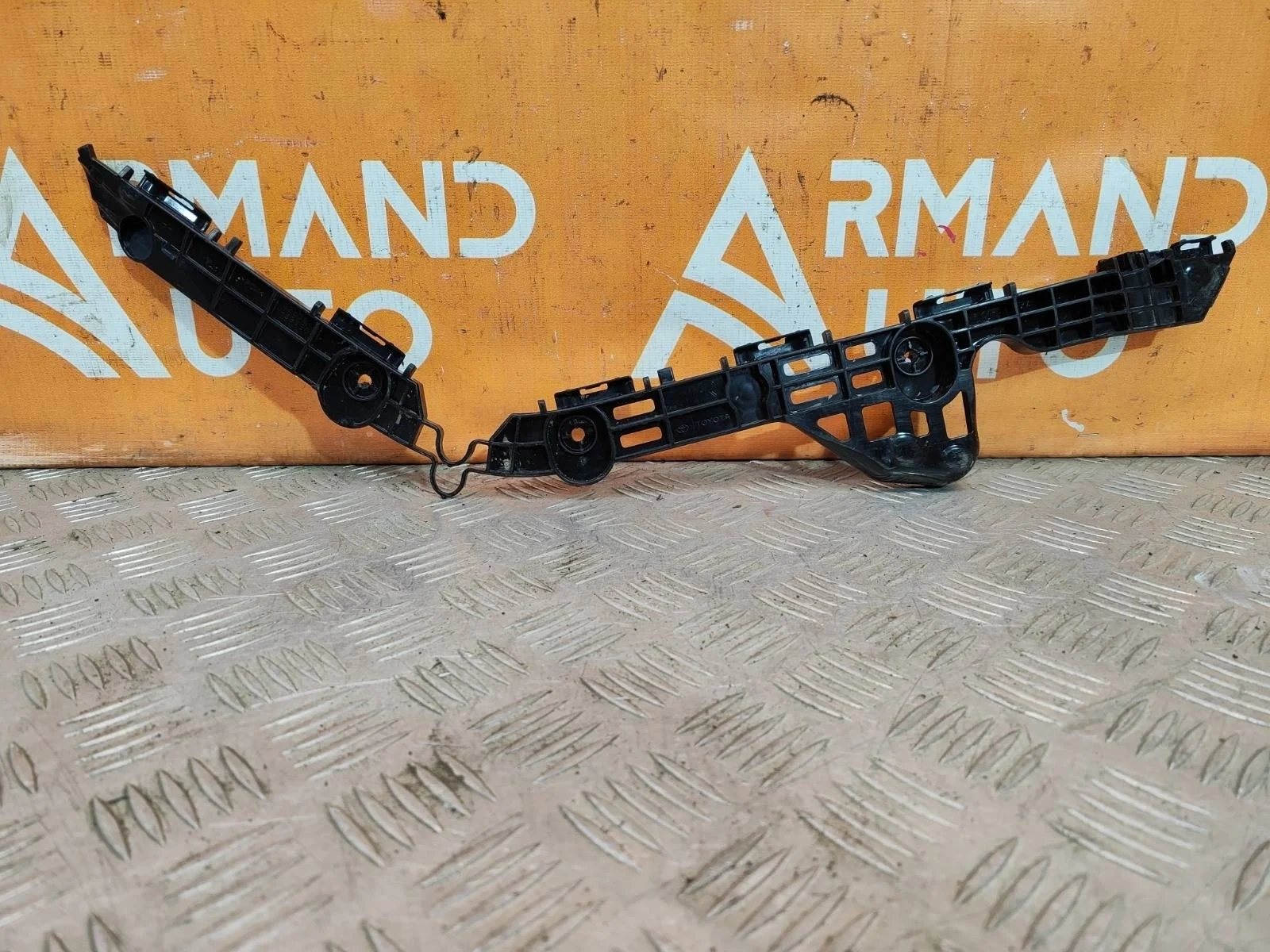 Кронштейн бампера Toyota Camry 2017-нв 8 XV70