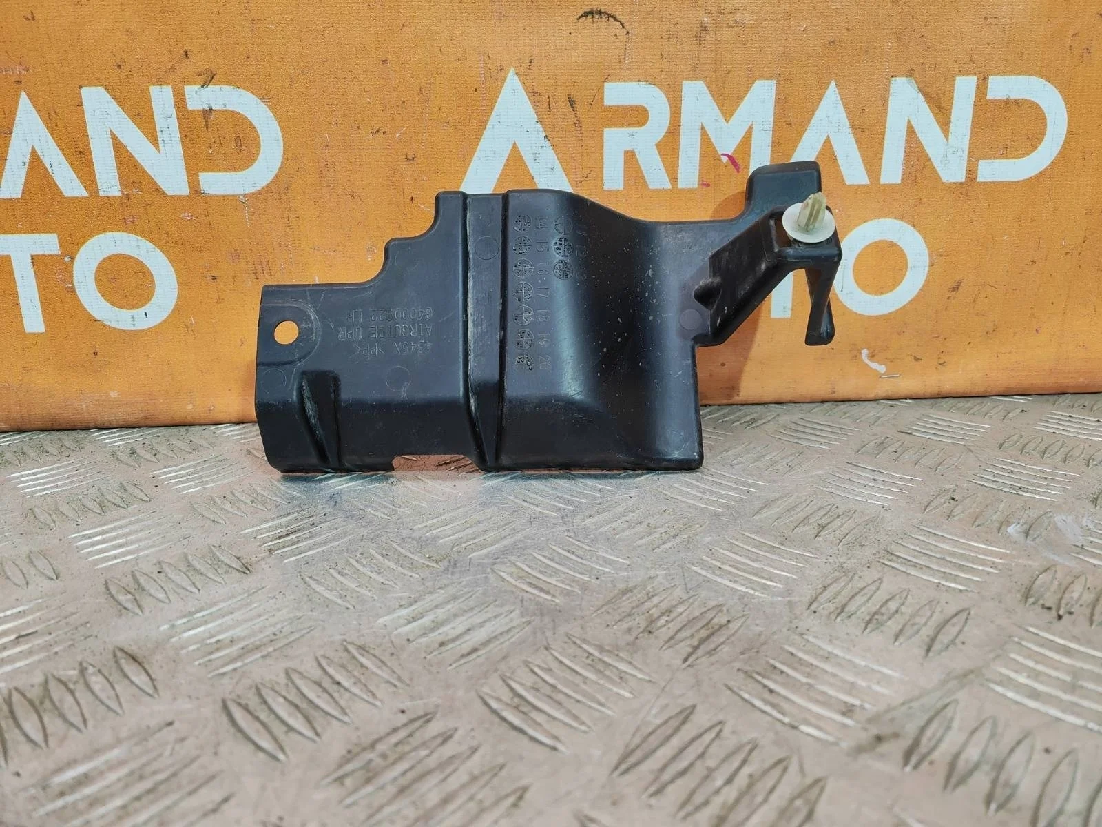 Кронштейн решетки радиатора верхний Mitsubishi Outlander 2012-нв 3