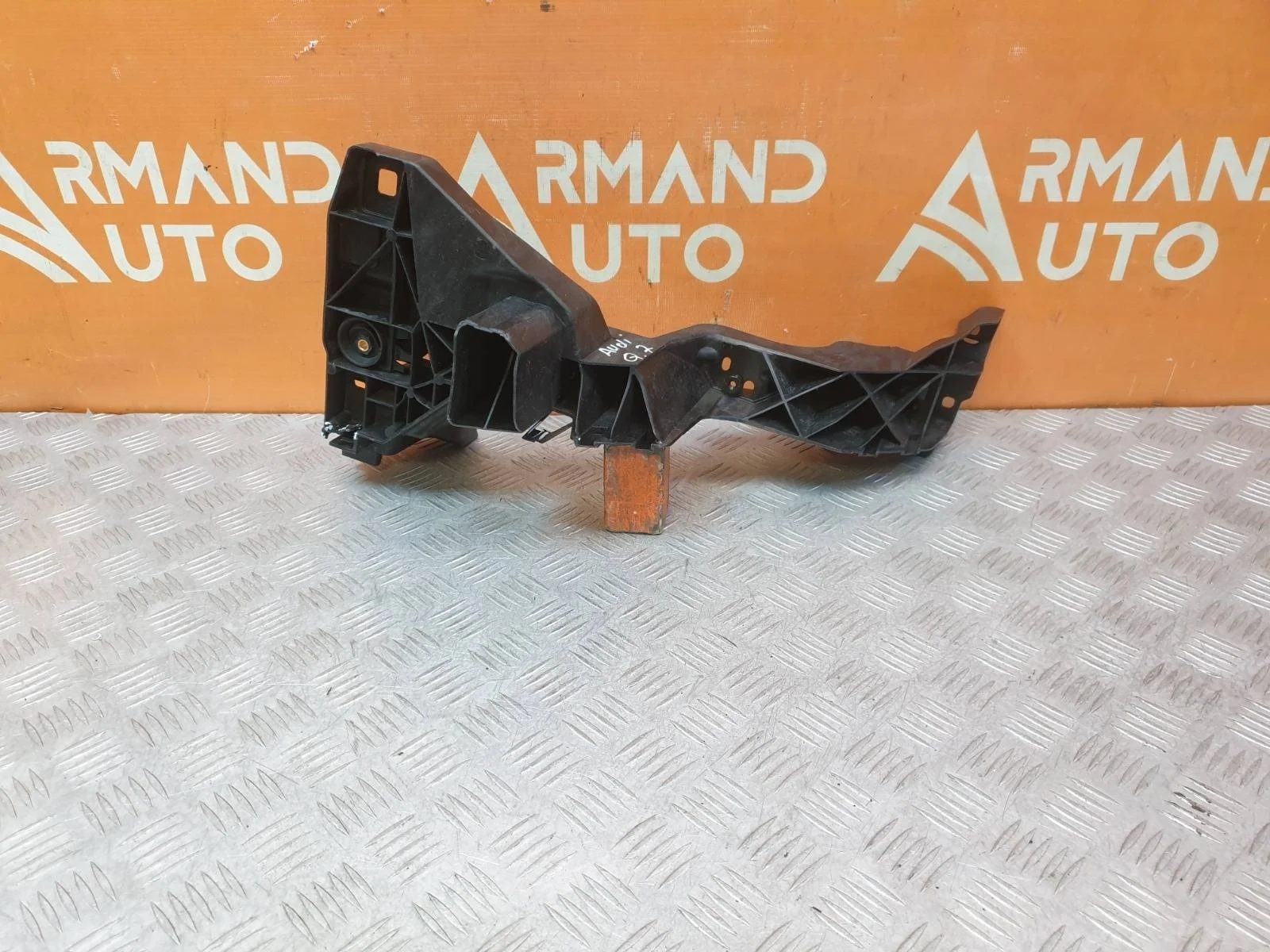 Кронштейн фары Audi Q7 2019-нв 4M