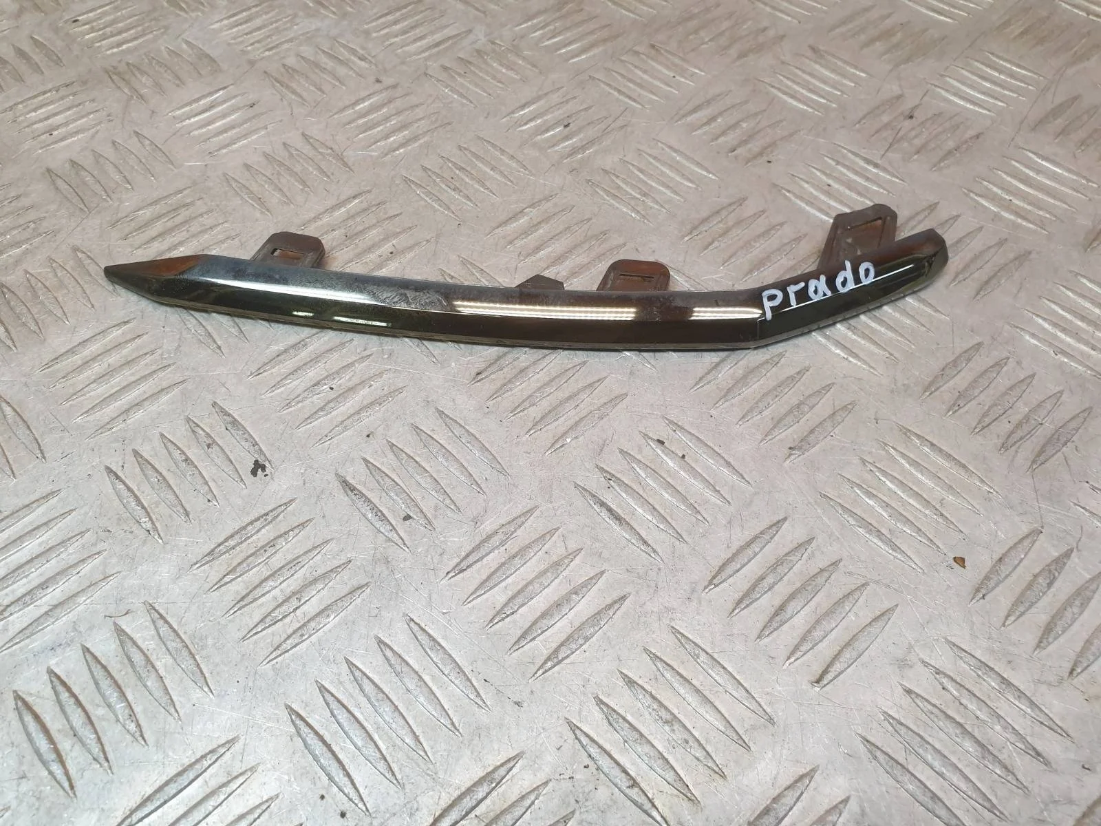 Накладка решетки радиатора Toyota Land Cruiser Prado 2017-нв 150