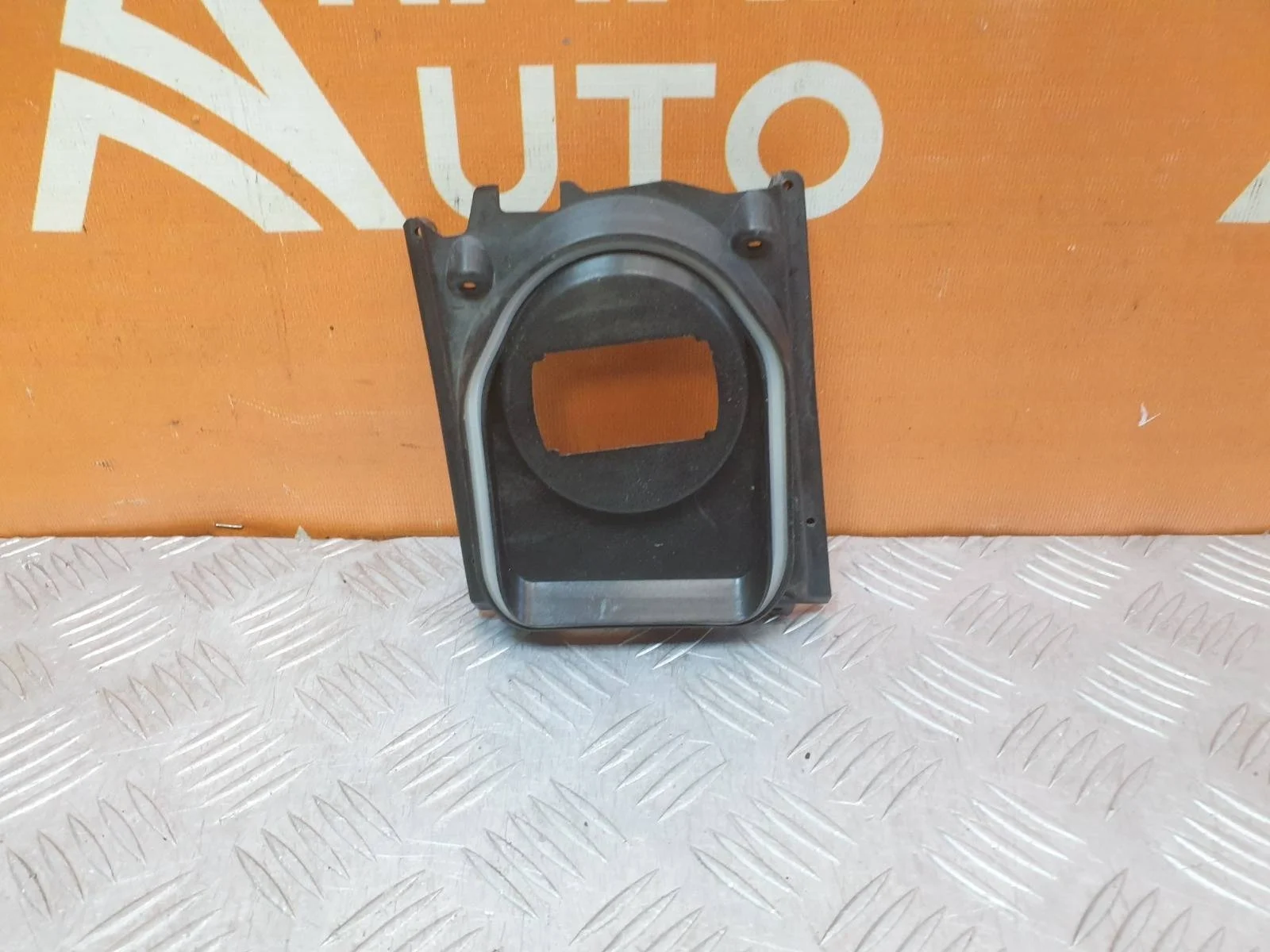 Кронштейн блока фары Audi Q7 2015-2020 4M