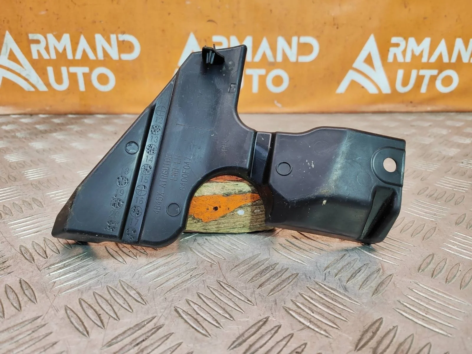 Кронштейн решетки радиатора нижний Mitsubishi Outlander 2012-нв 3