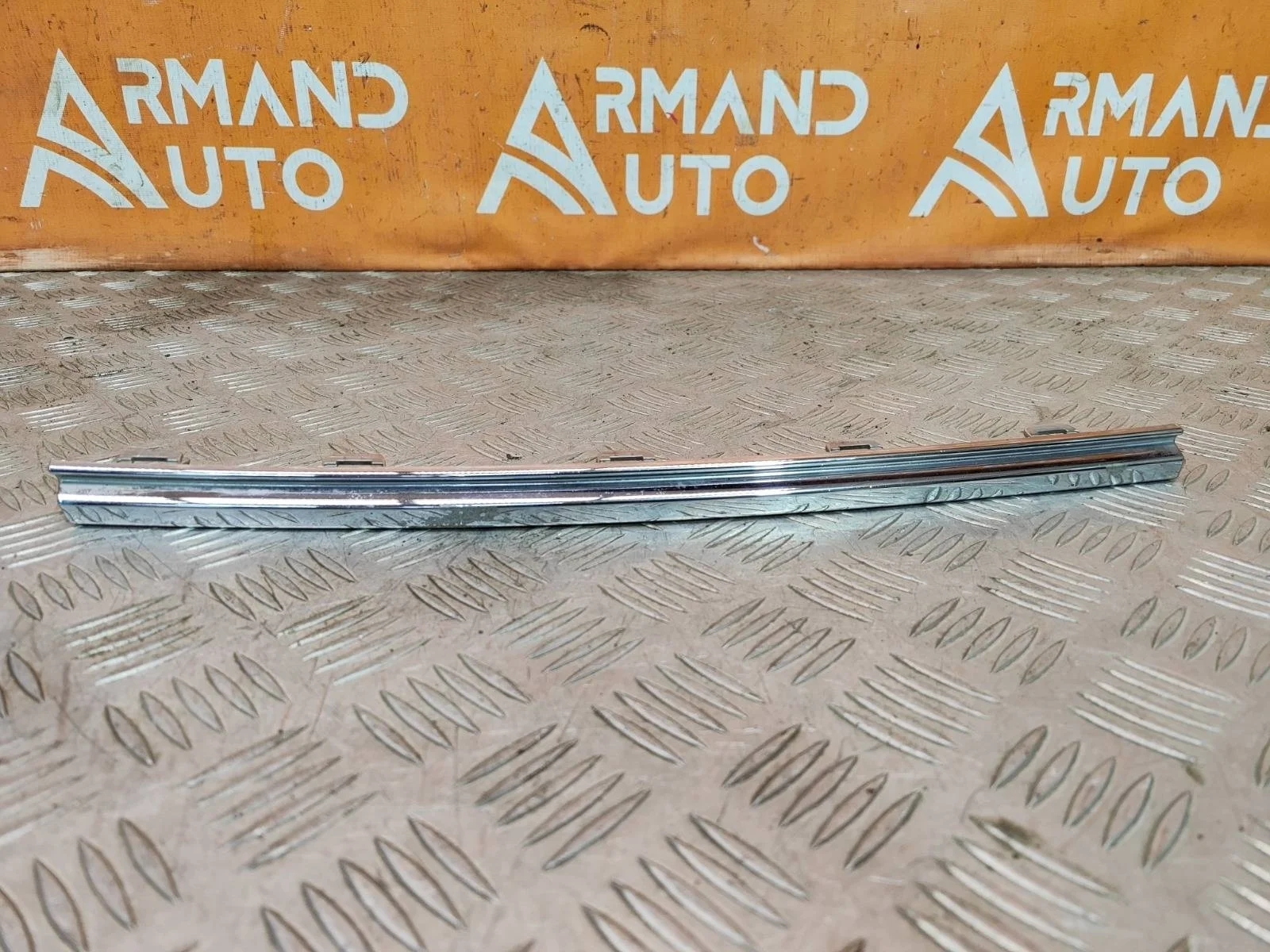 Накладка решетки радиатора верхняя Volkswagen Touareg 2018-нв 3