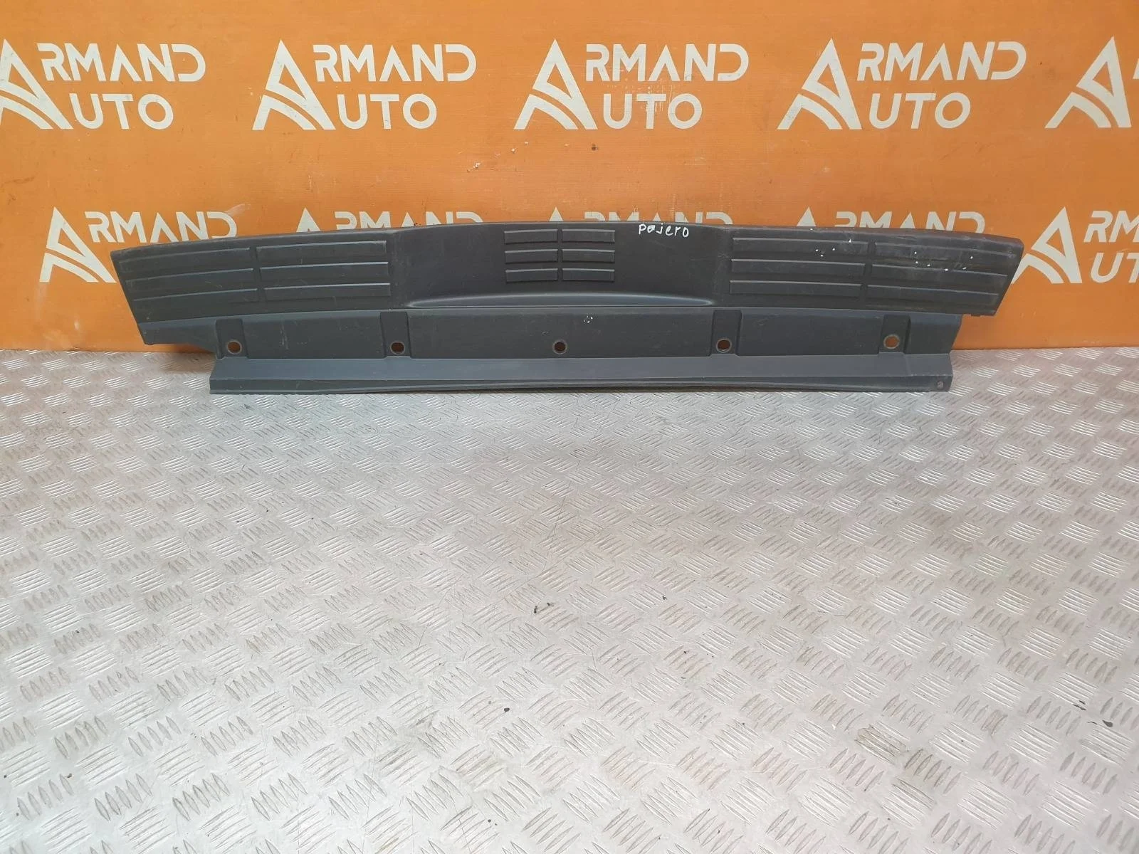 Накладка бампера верхняя Mitsubishi Pajero 2006-нв 4