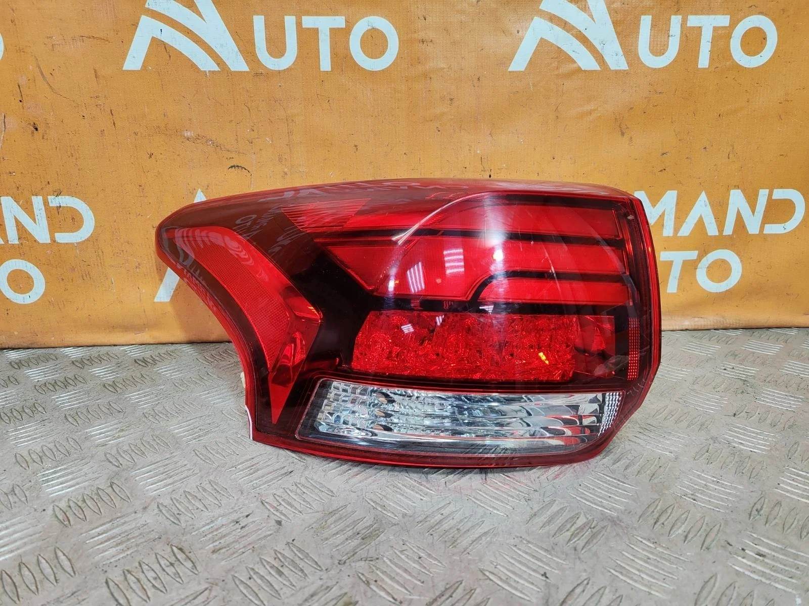 Фонарь внешний Mitsubishi Outlander 2015-нв 3