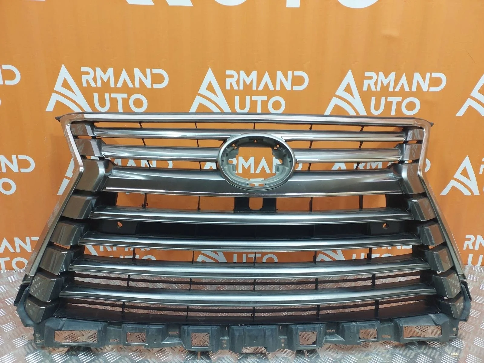 Решетка радиатора Lexus LX 2015-2023 URJ200