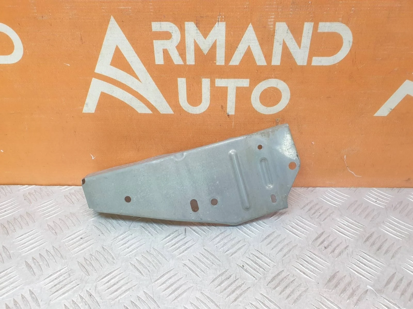 Кронштейн усилителя бампера верхний Mitsubishi Outlander 2012-нв 3