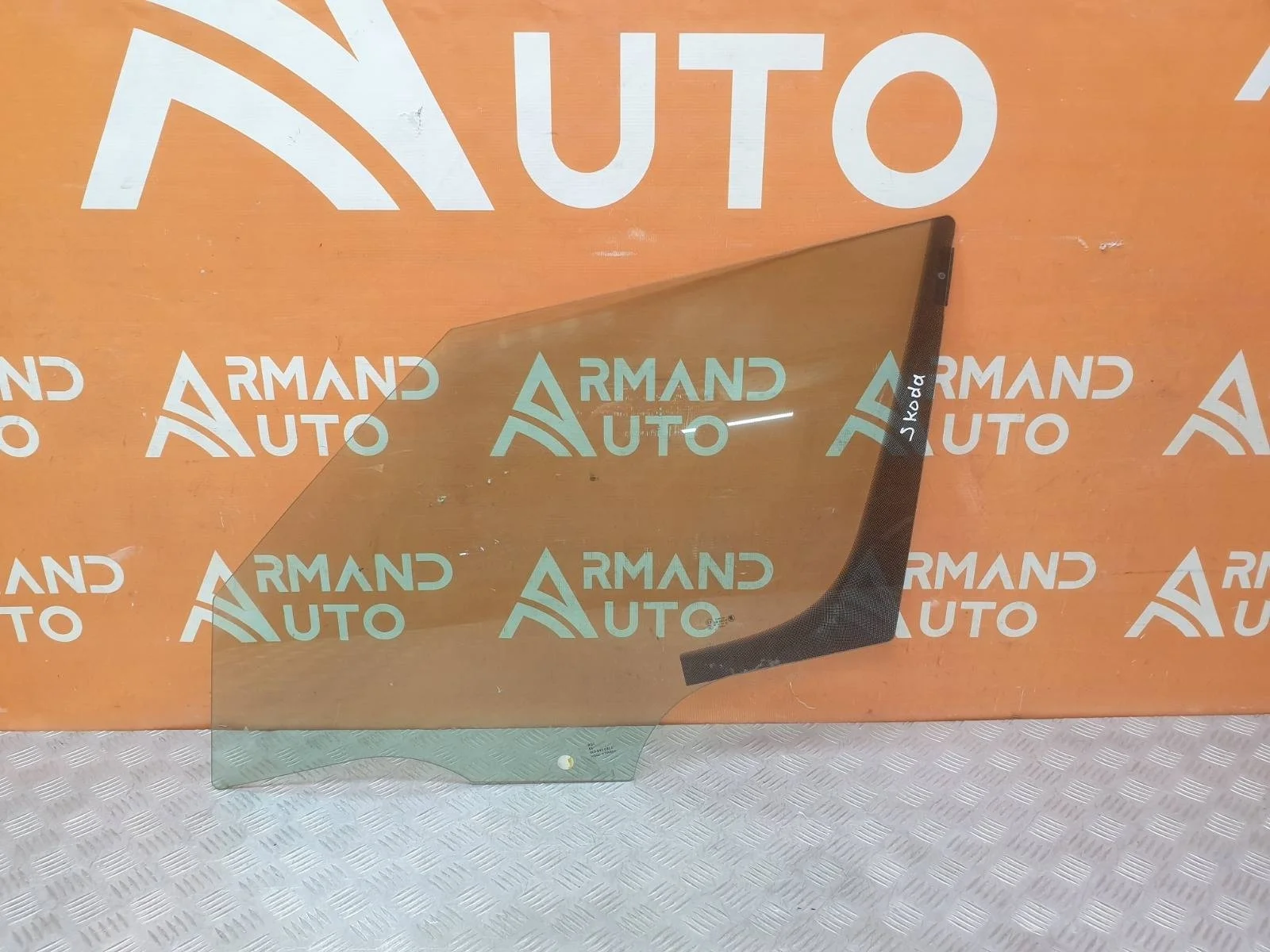 Стекло двери Skoda Yeti 2009-2018