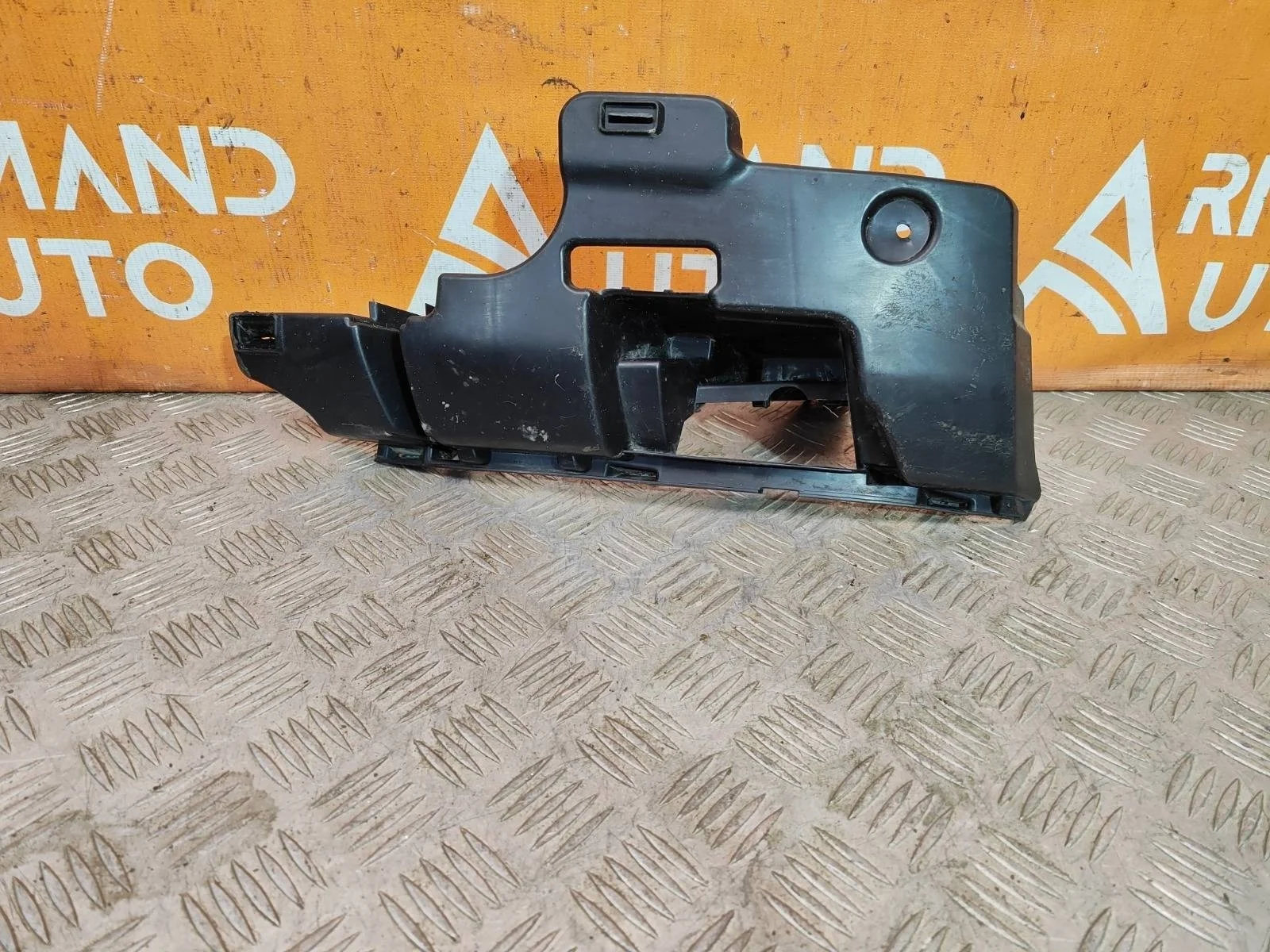 Кронштейн форсунки фароомывателя Land Rover Range Sport 2017-нв L494