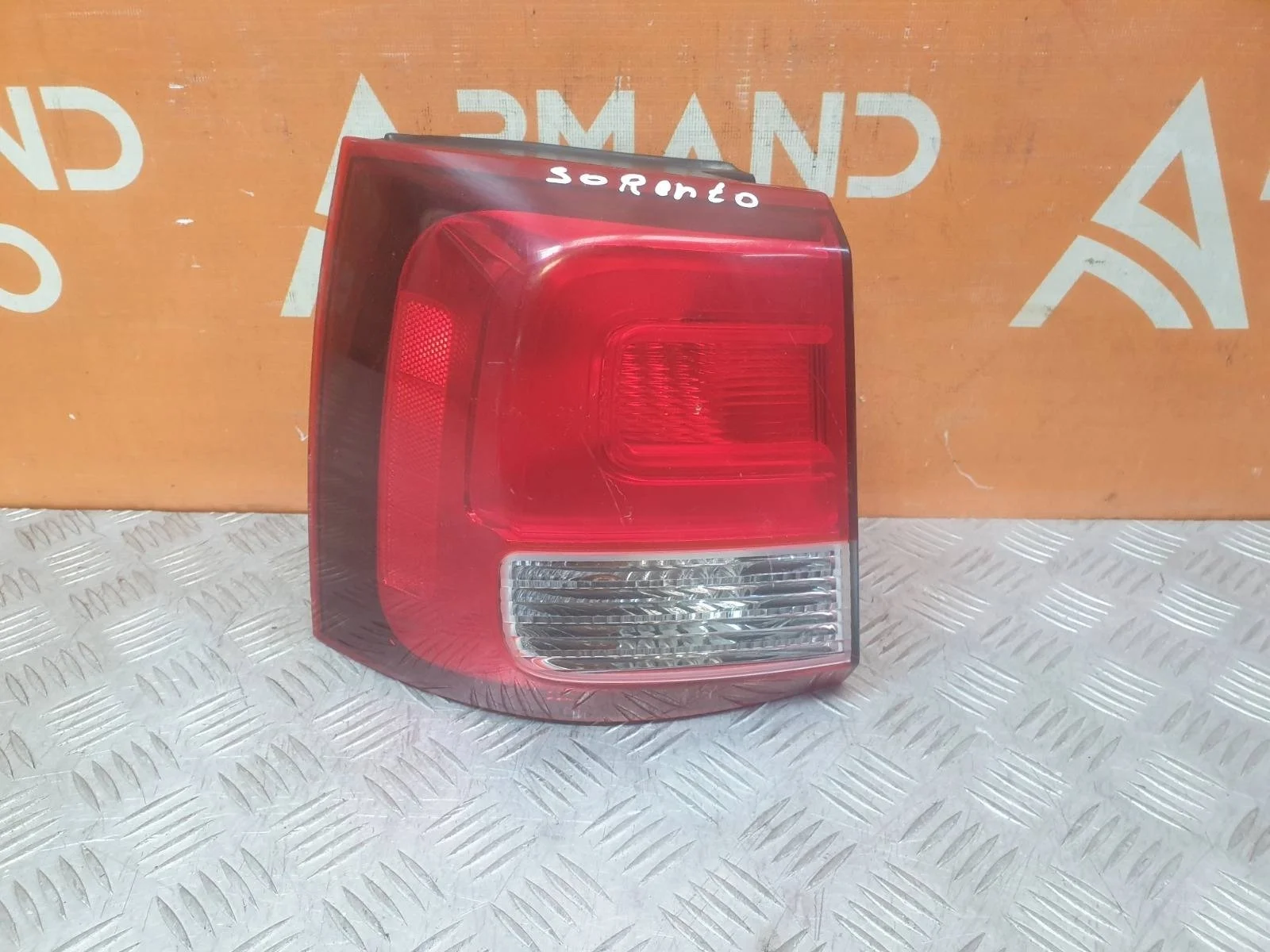 Фонарь внешний Kia Sorento 2012-2019 XM