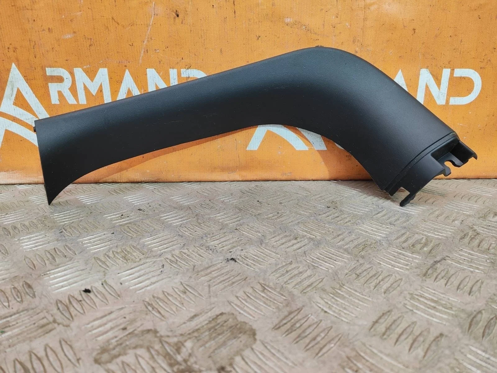 Обшивка двери багажника верхняя MItsubishi Outlander 2012-нв 3