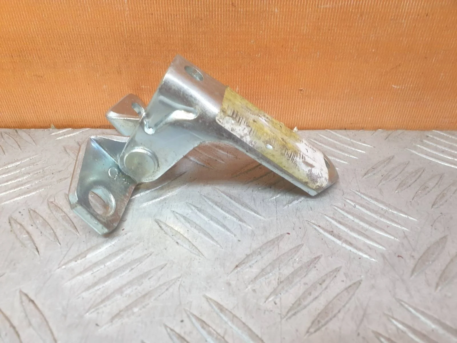 Петля двери нижняя Mitsubishi Outlander 2012-нв 3