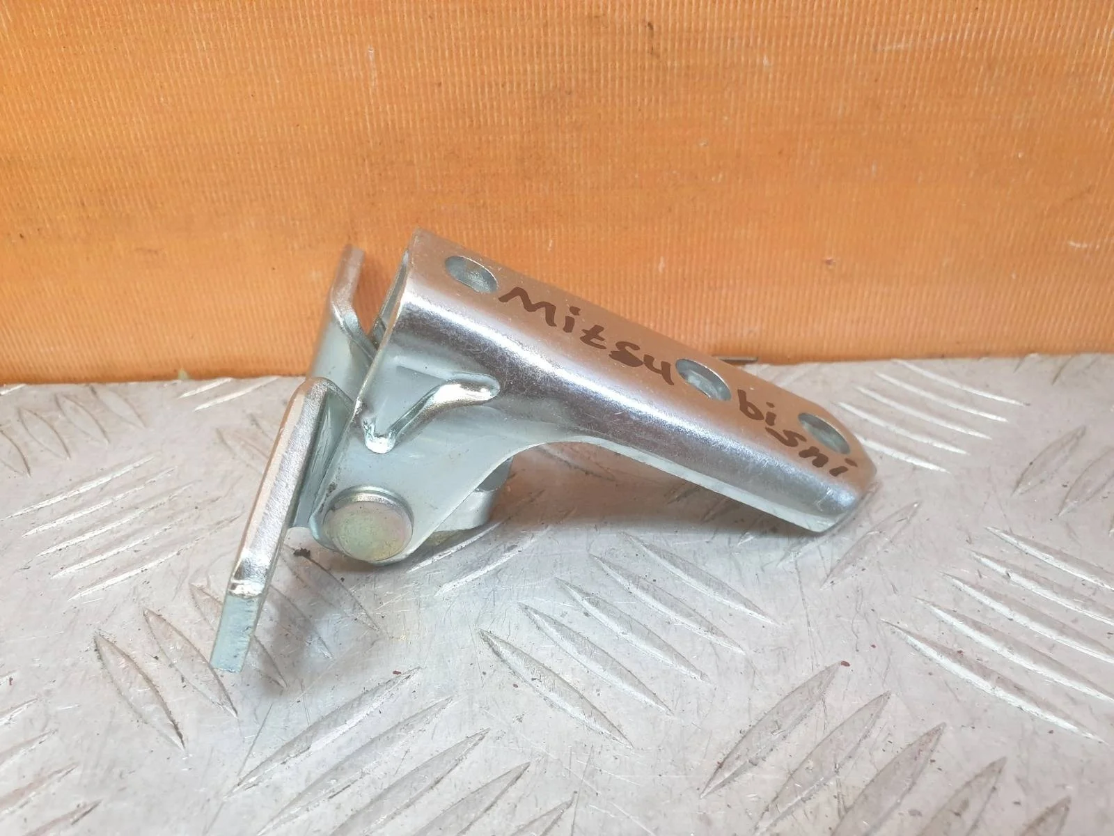 Петля двери нижняя Mitsubishi Outlander 2012-нв 3