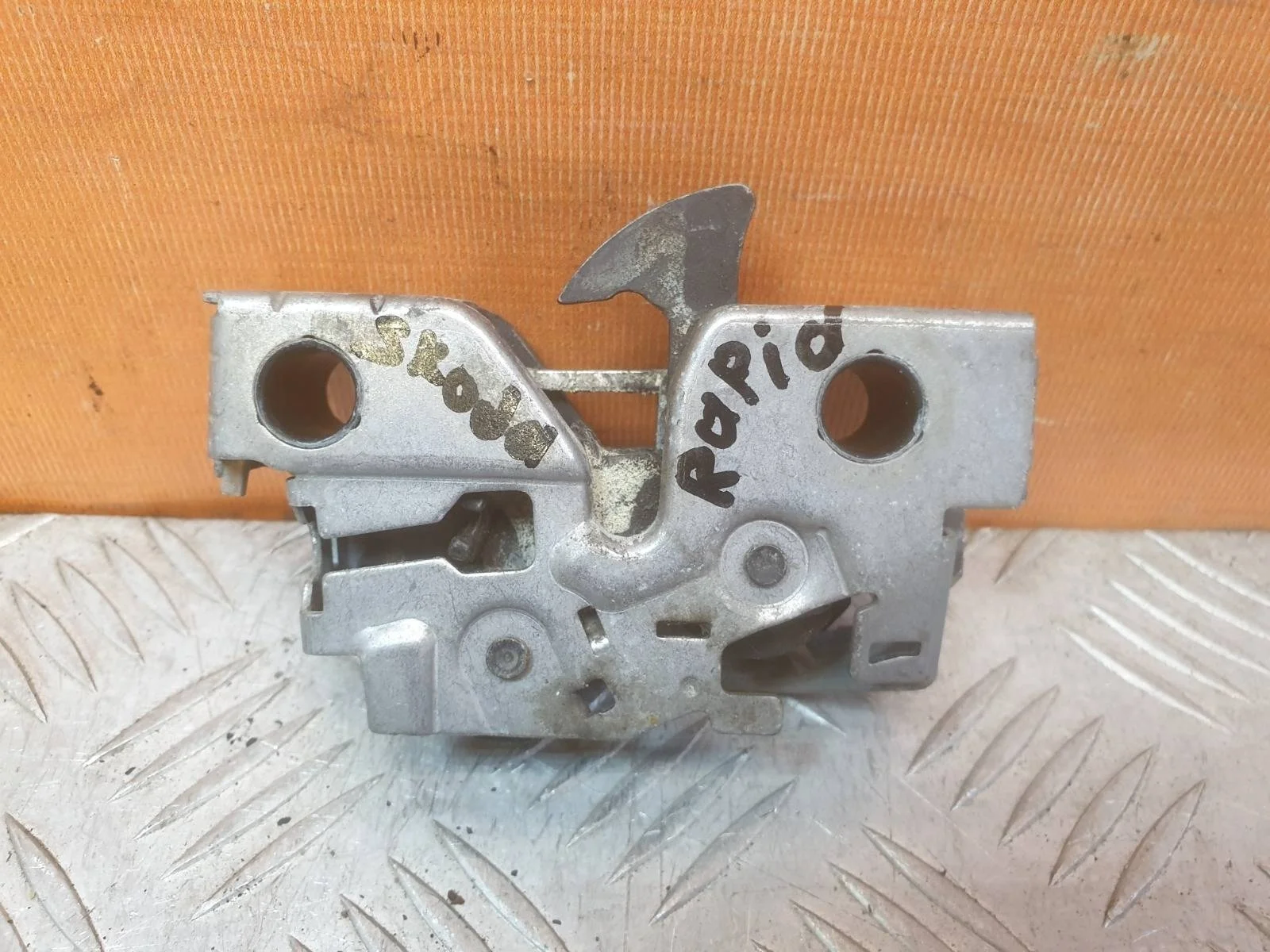 Замок капота Skoda Octavia 2013-2020 A7 (5E)