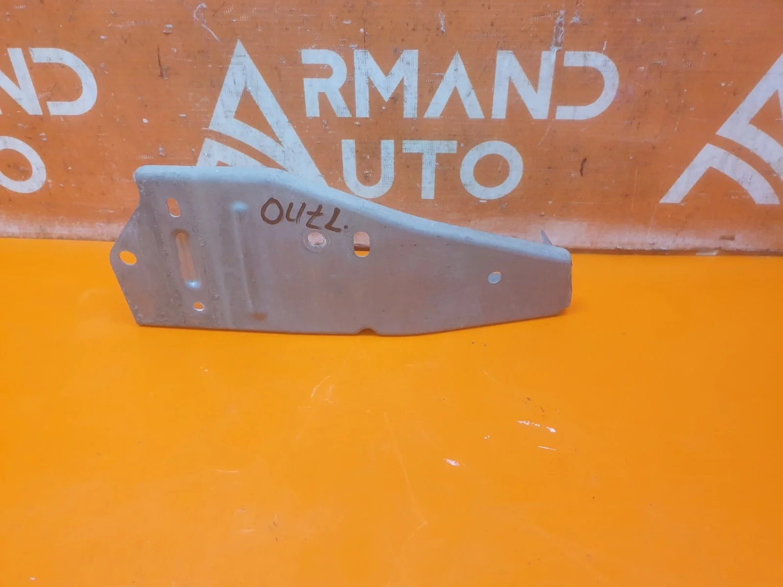 Кронштейн усилителя бампера верхний Mitsubishi Outlander 2012-нв 3