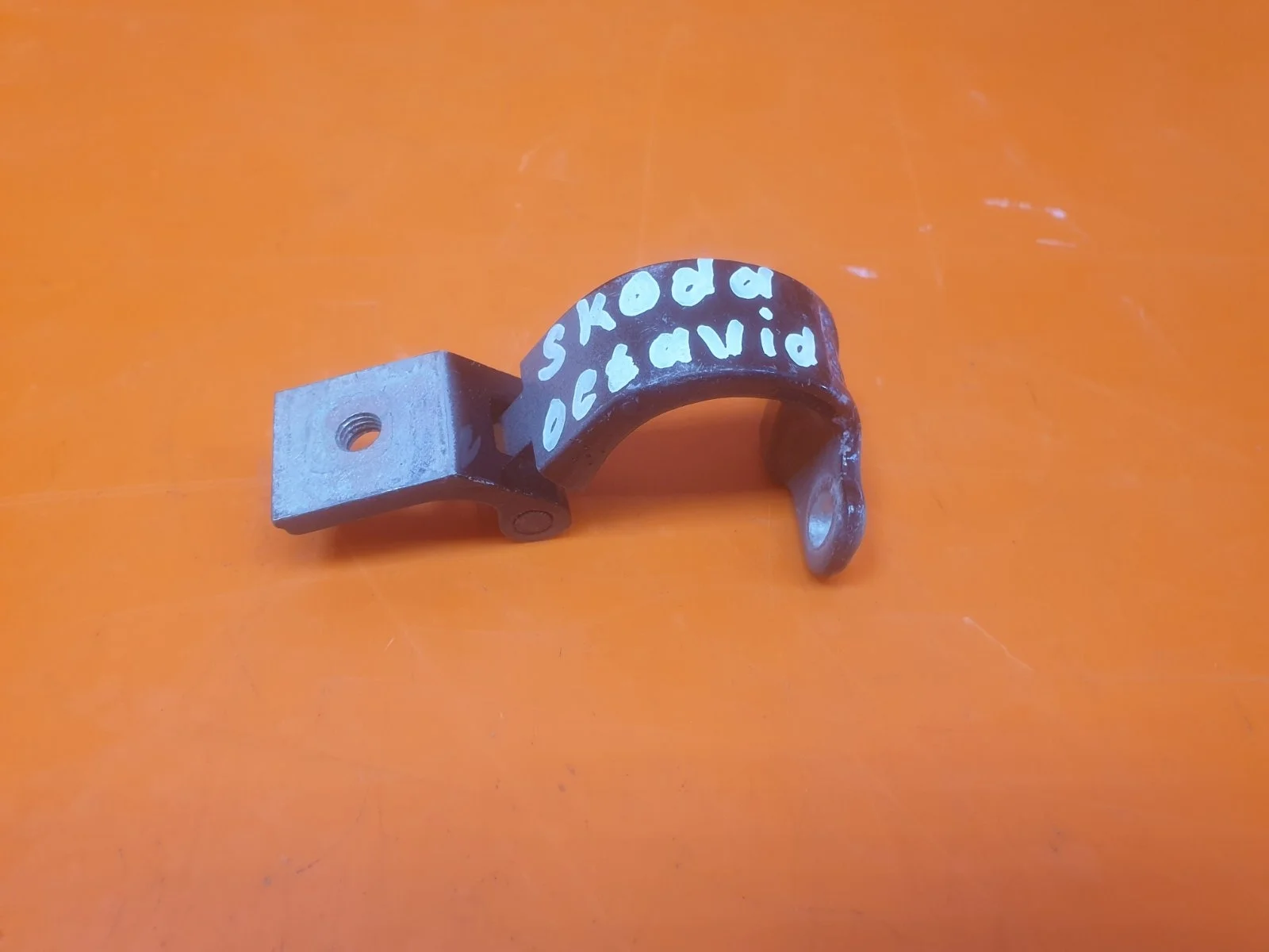 Петля двери багажника Skoda Rapid 2014-2020