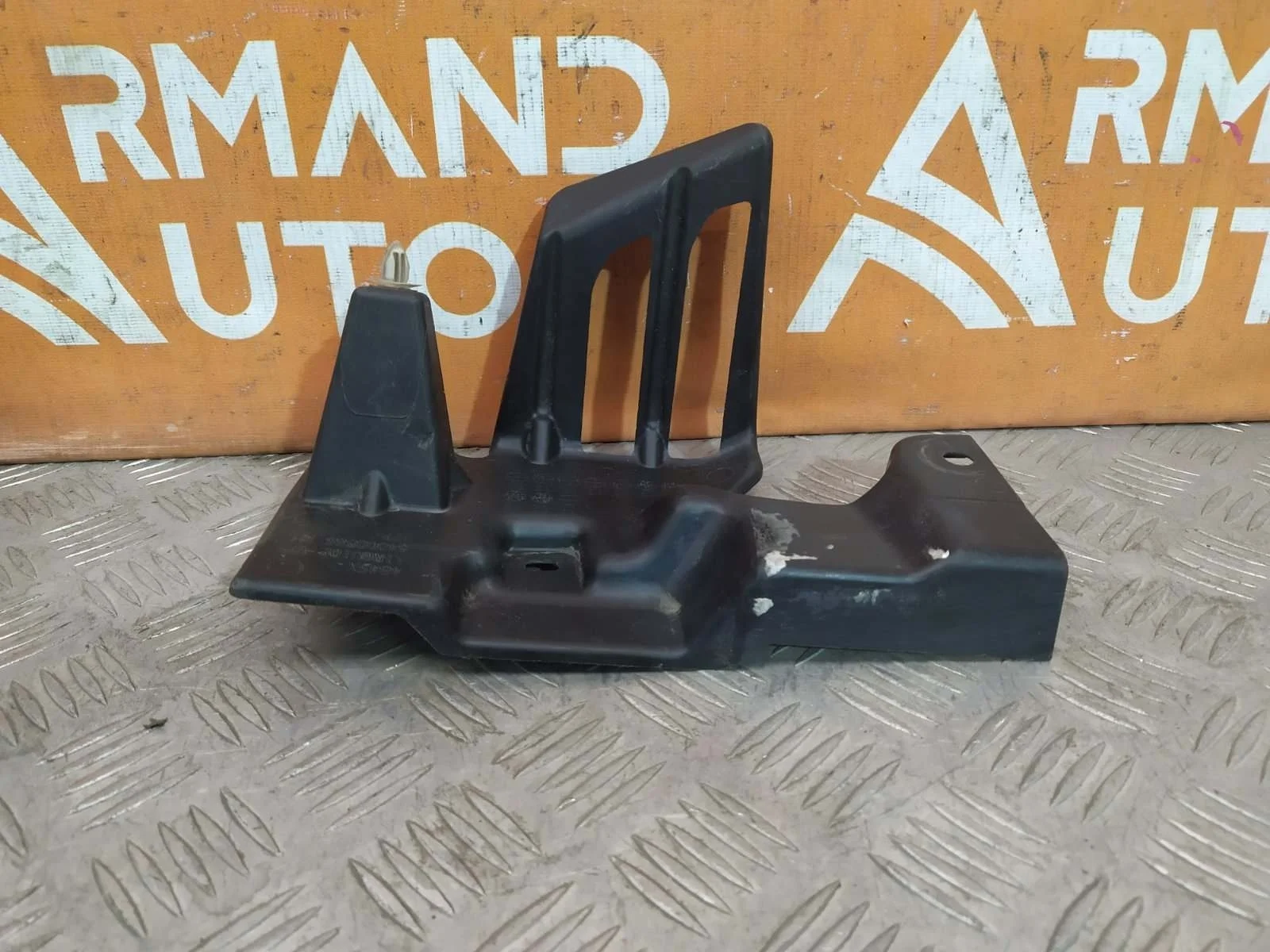 Кронштейн решетки радиатора верхний Mitsubishi Outlander 2012-нв 3