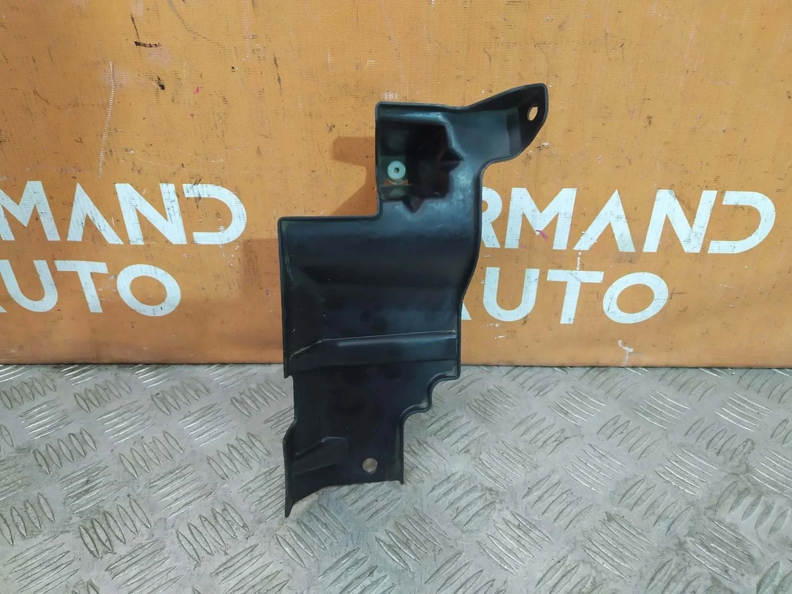 Кронштейн решетки радиатора верхний Mitsubishi Outlander 2012-нв 3