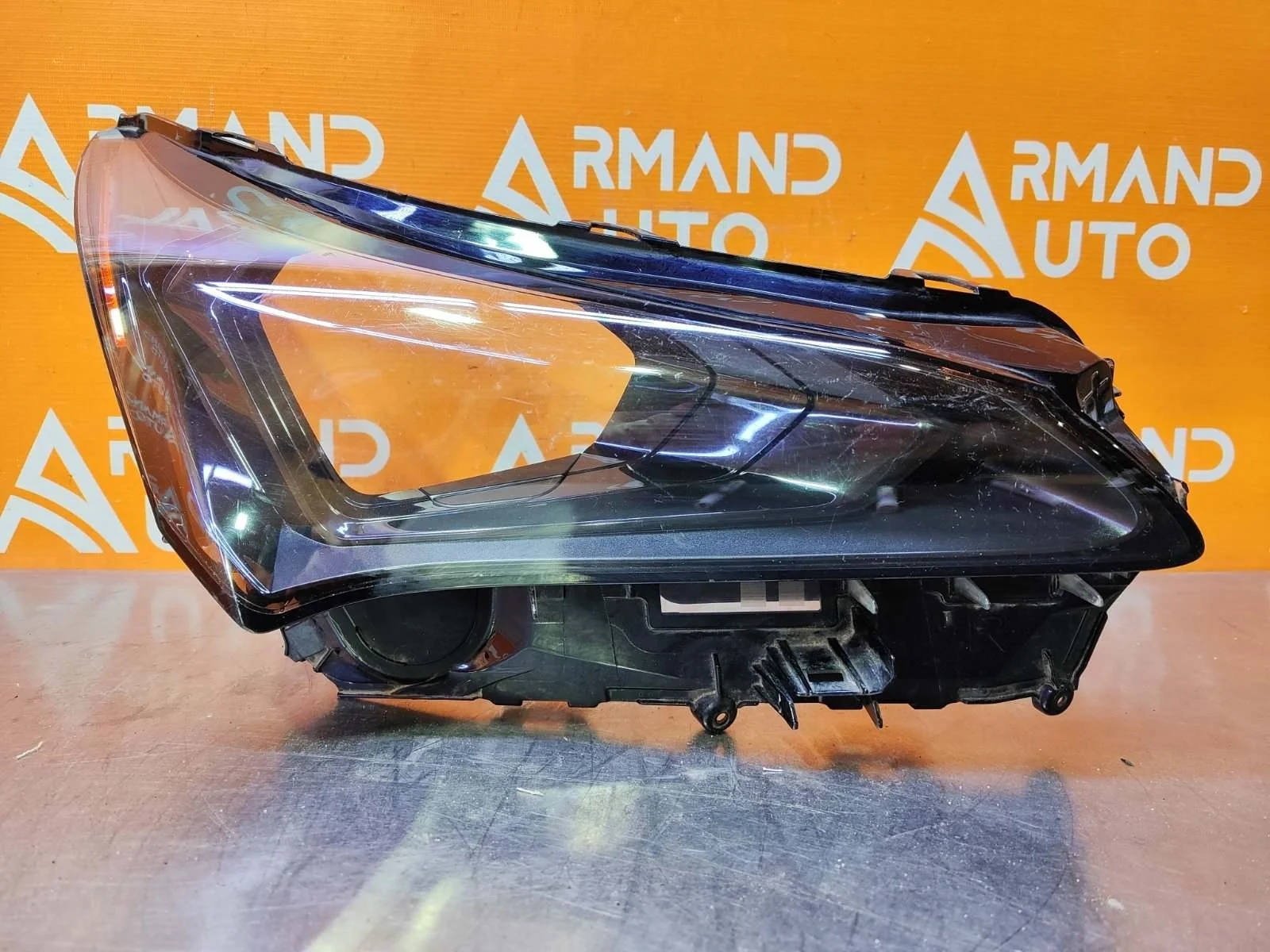 Стекло фары Lexus NX 2017-2021