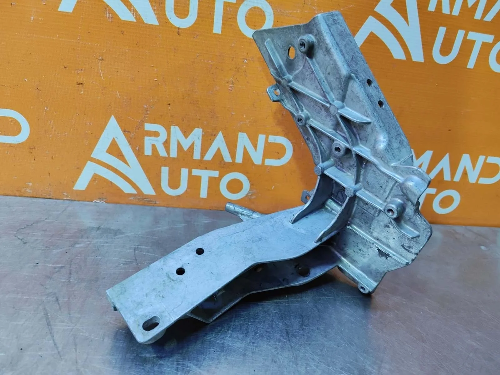 Кронштейн панели передней Mercedes GLC-Class 2015-нв X253