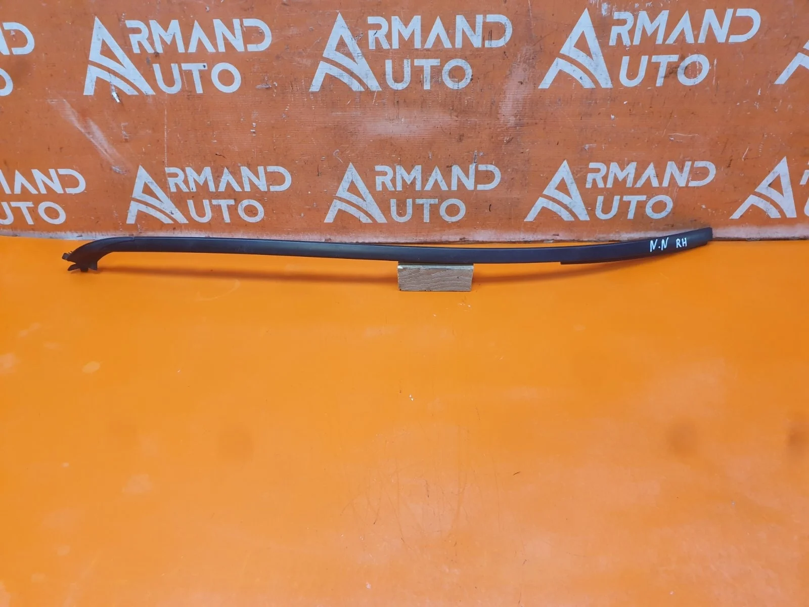 Молдинг лобового стекла Toyota Land Cruiser 2007-2021