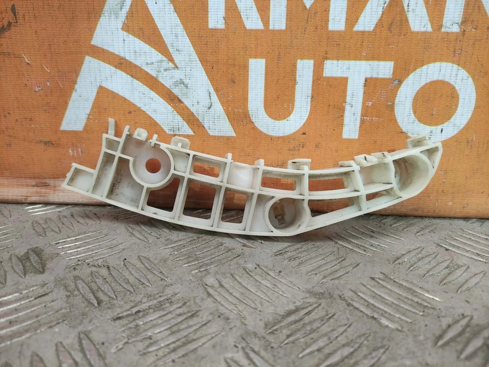 Кронштейн бампера Mitsubishi Outlander 2015-нв 3