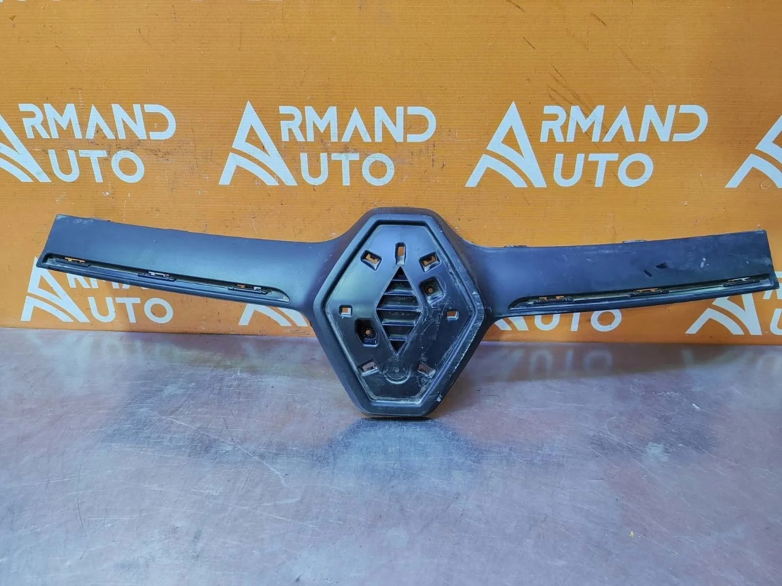 Накладка решетки радиатора Renault Logan 2018-2022