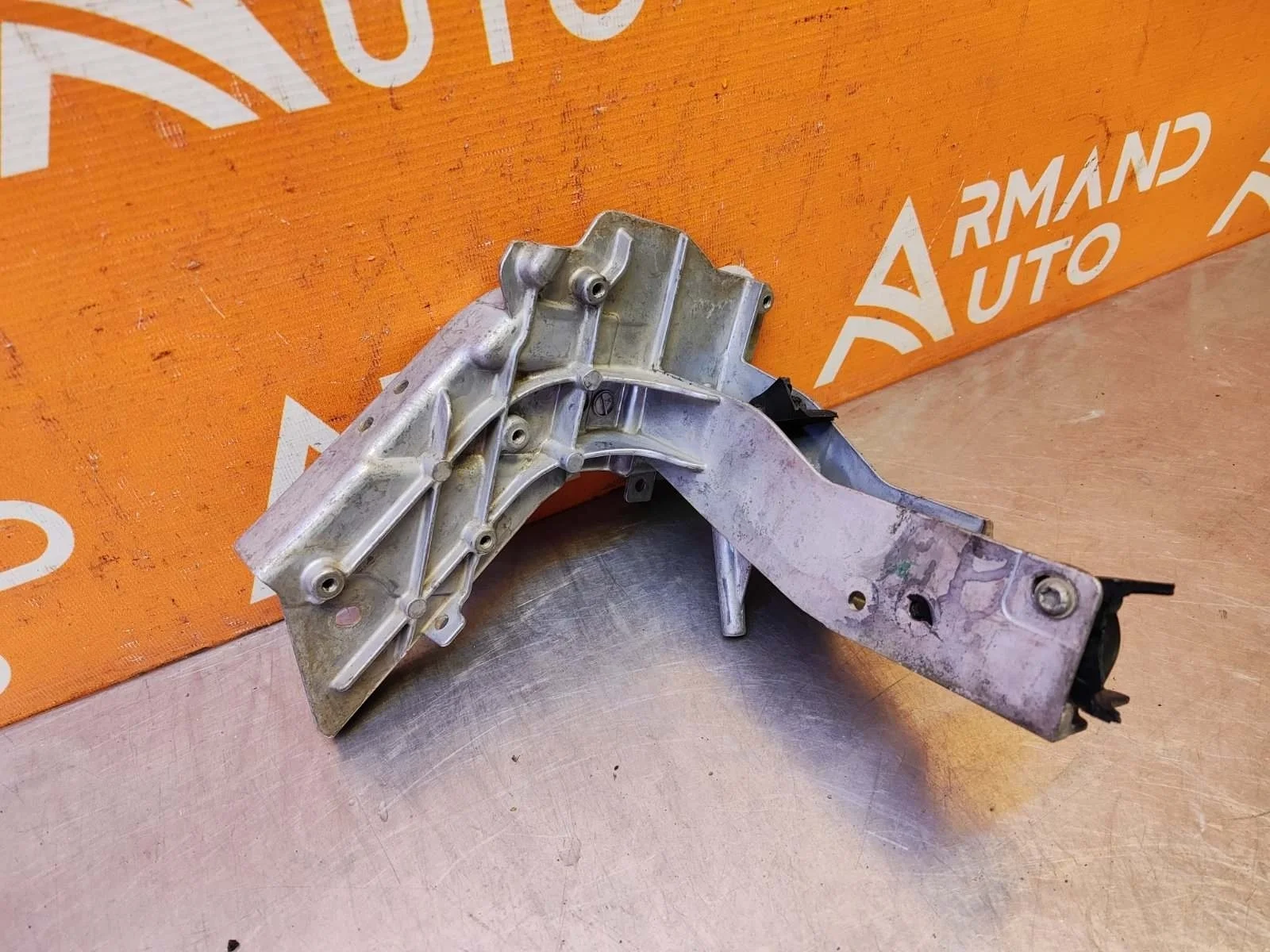 Кронштейн панели передней Mercedes GLC-Class 2015-нв X253