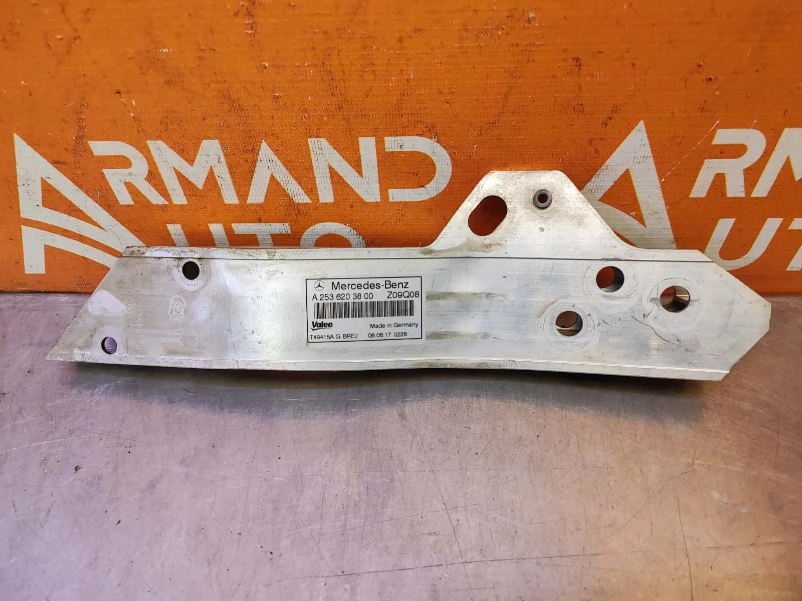 Кронштейн панели Mercedes GLC-Class 2015-нв X253