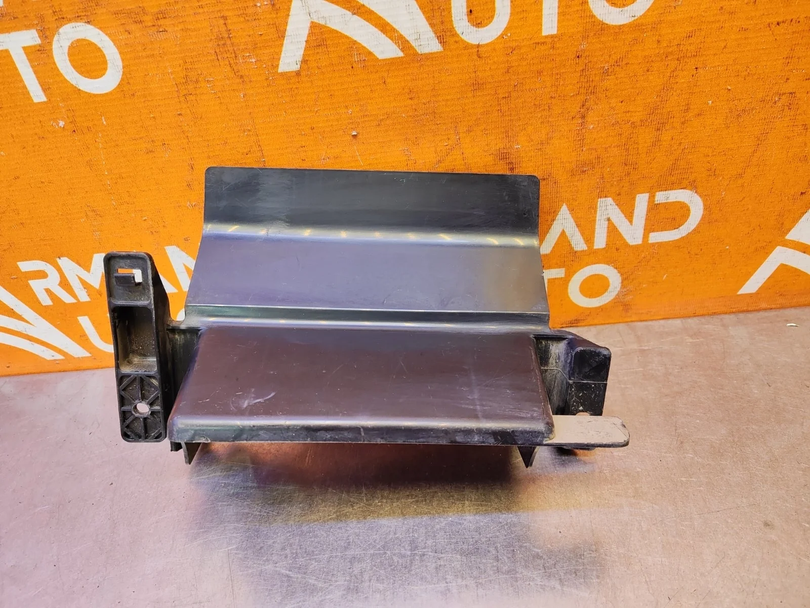 Кронштейн решетки радиатора Mitsubishi Outlander 2014-нв 3