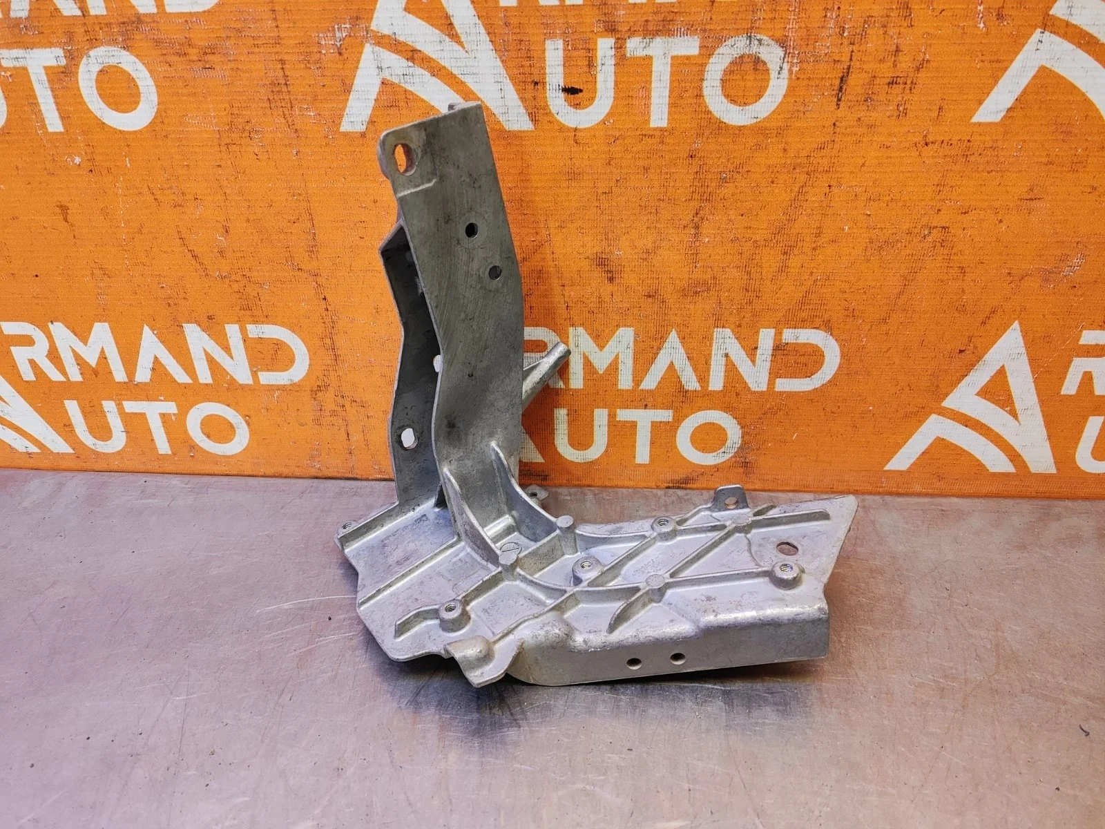 Кронштейн панели передней Mercedes GLC-Class 2015-нв X253