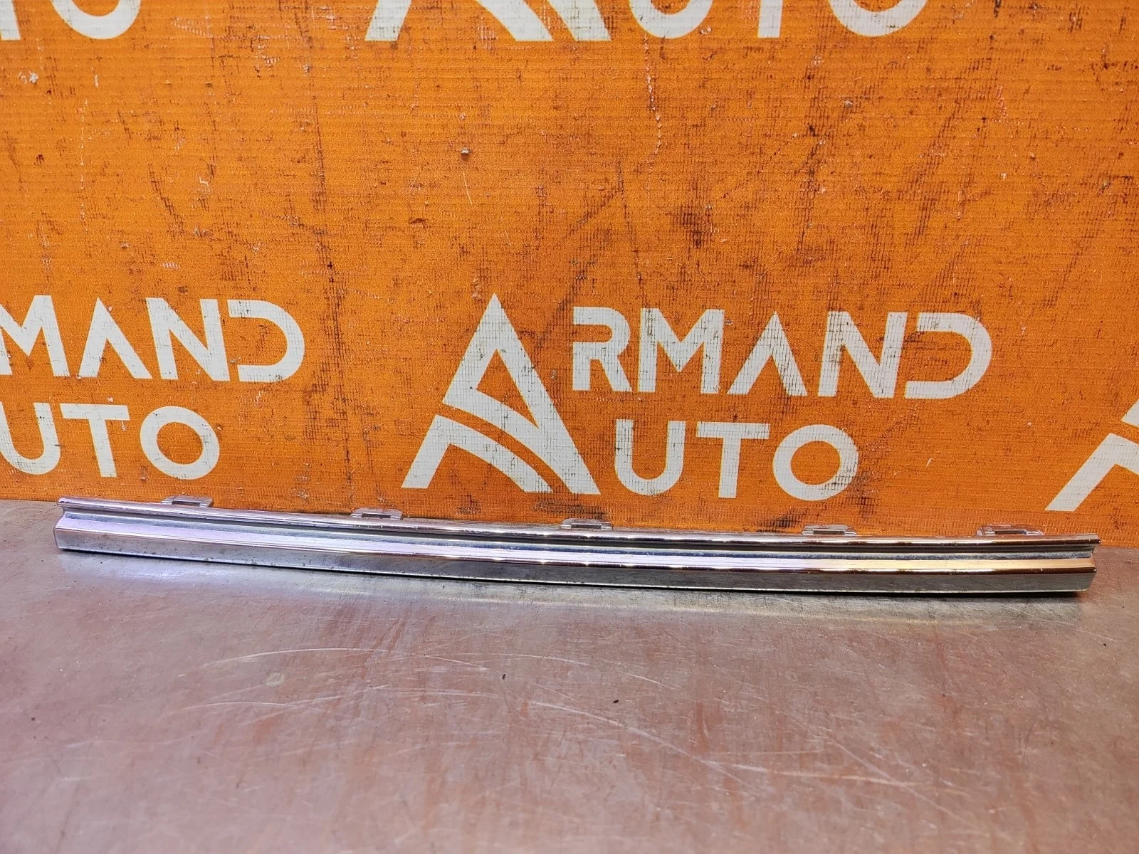 Накладка решетки радиатора верхняя Volkswagen Touareg 2018-нв 3