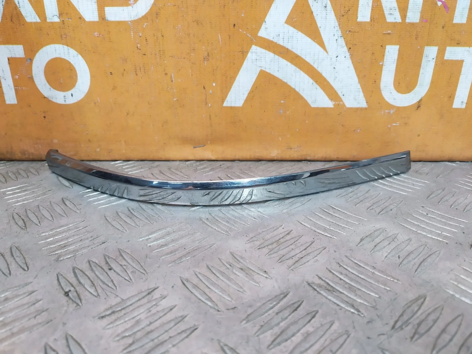 Накладка фонаря внешнего Toyota Land Cruiser 2015-2021 200