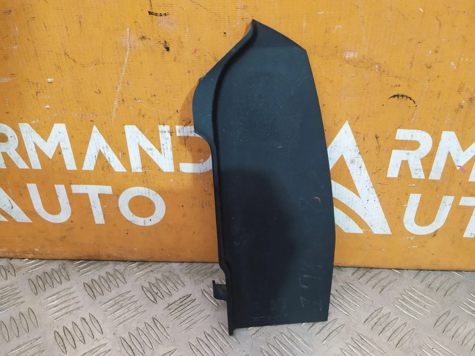 Накладка фонаря внешнего Toyota Land Cruiser 2015-2021 200