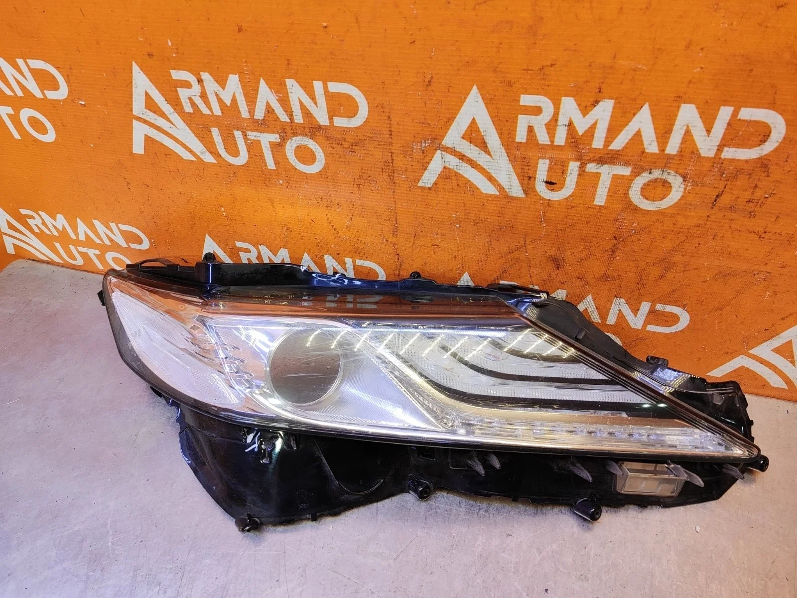 Стекло фары Toyota Camry 2017-нв 8 XV70