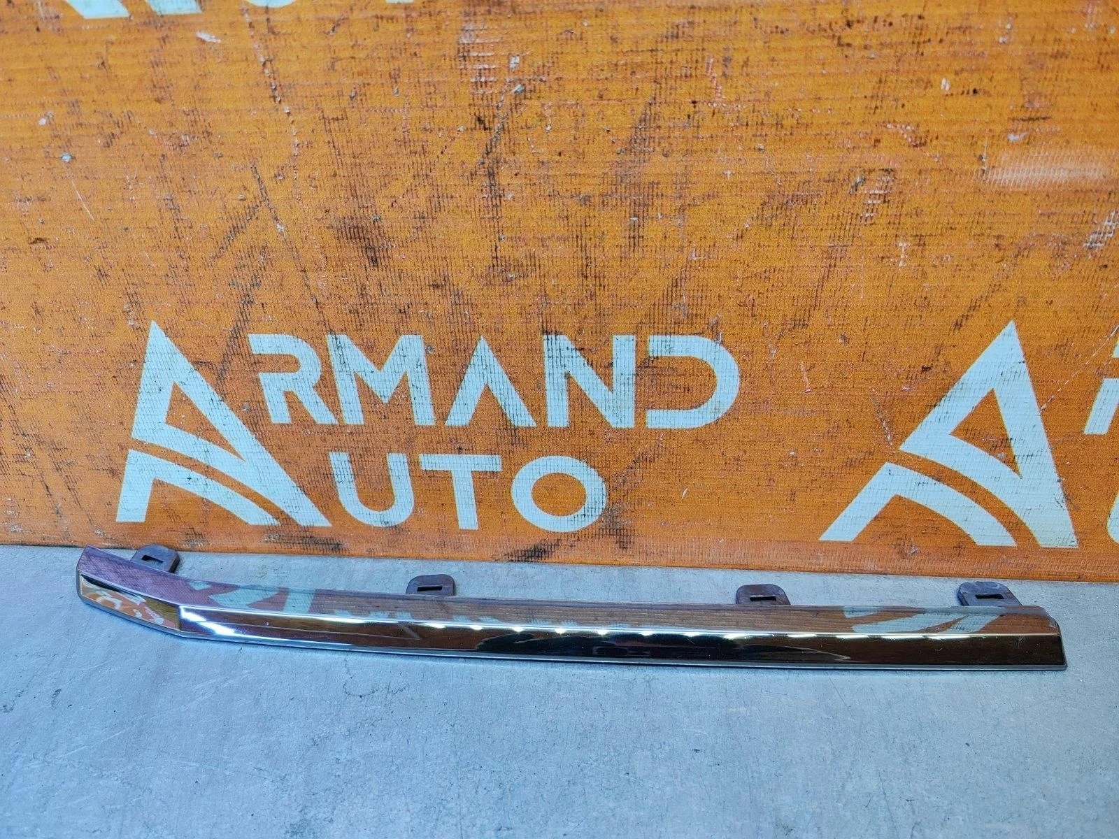 Накладка решетки радиатора центральная Toyota Land Cruiser 2015-2021 200