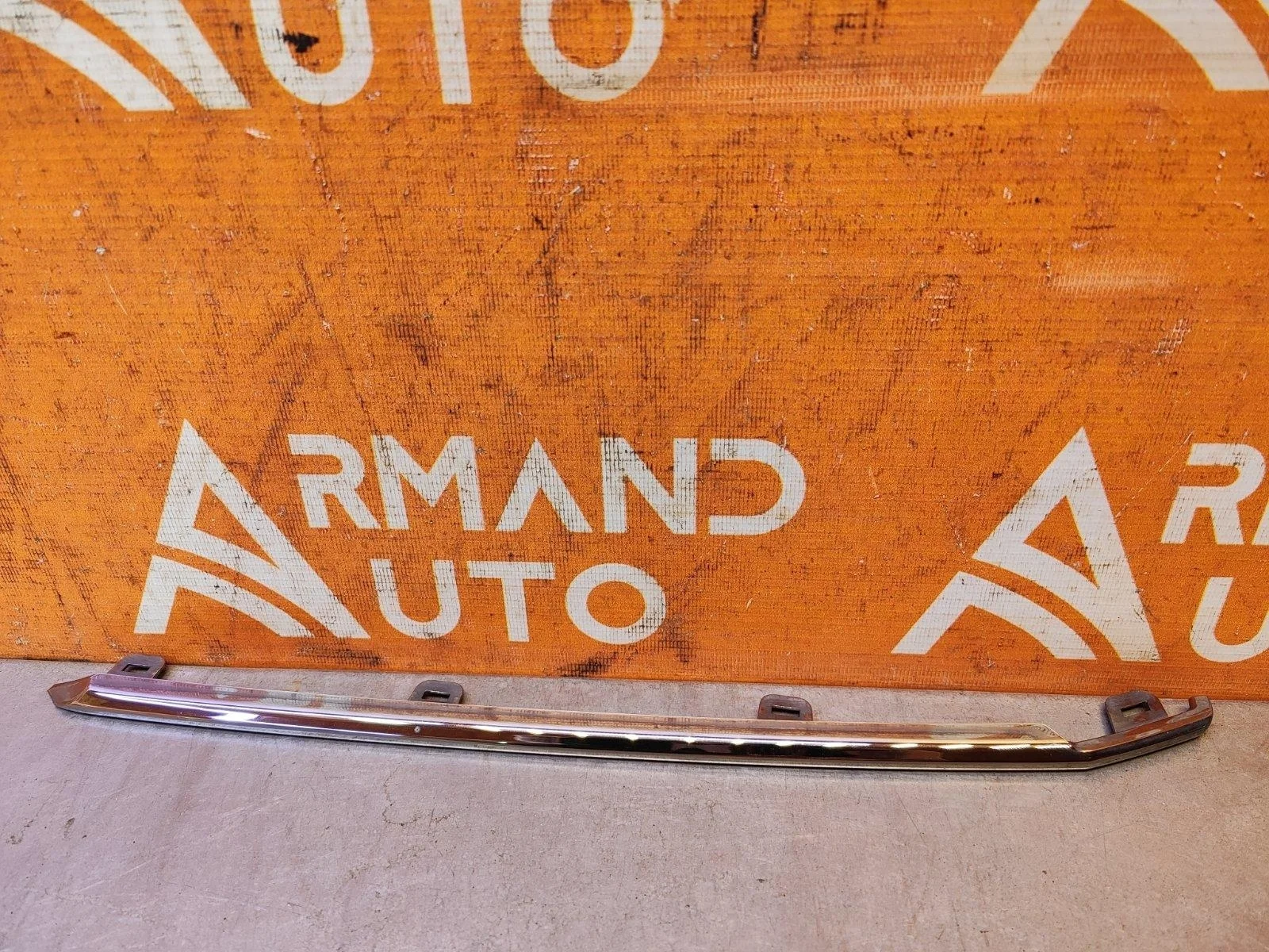 Накладка решетки радиатора центральная Toyota Land Cruiser 2015-2021 200