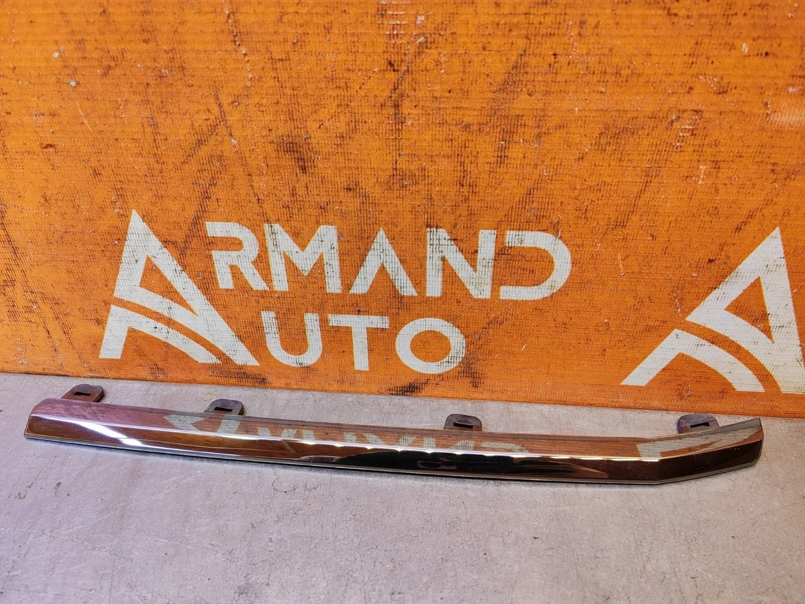 Накладка решетки радиатора центральная Toyota Land Cruiser 2015-2021 200