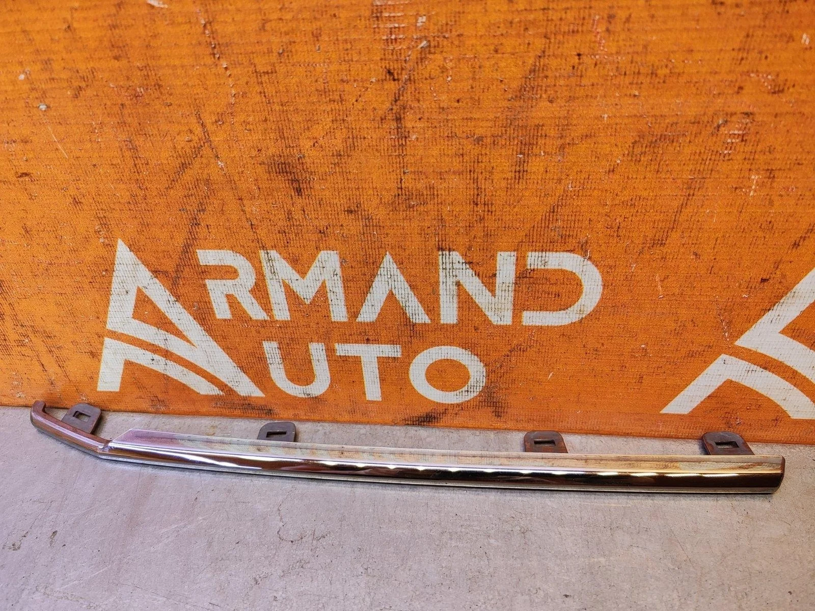 Накладка решетки радиатора центральная Toyota Land Cruiser 2015-2021 200