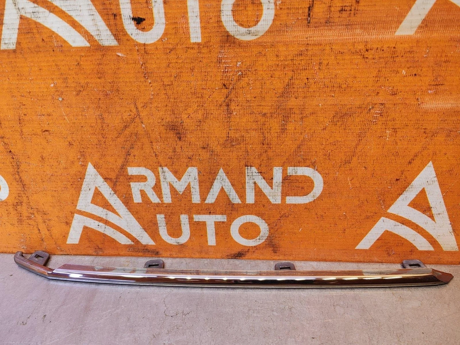 Накладка решетки радиатора центральная Toyota Land Cruiser 2015-2021 200