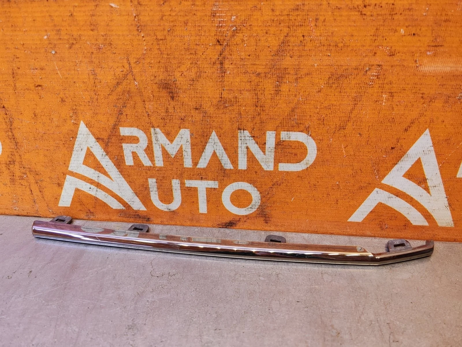 Накладка решетки радиатора центральная Toyota Land Cruiser 2015-2021 200