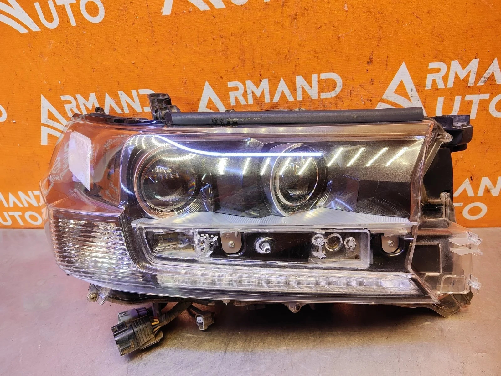 Фара Toyota Land Cruiser 2015-2021 200