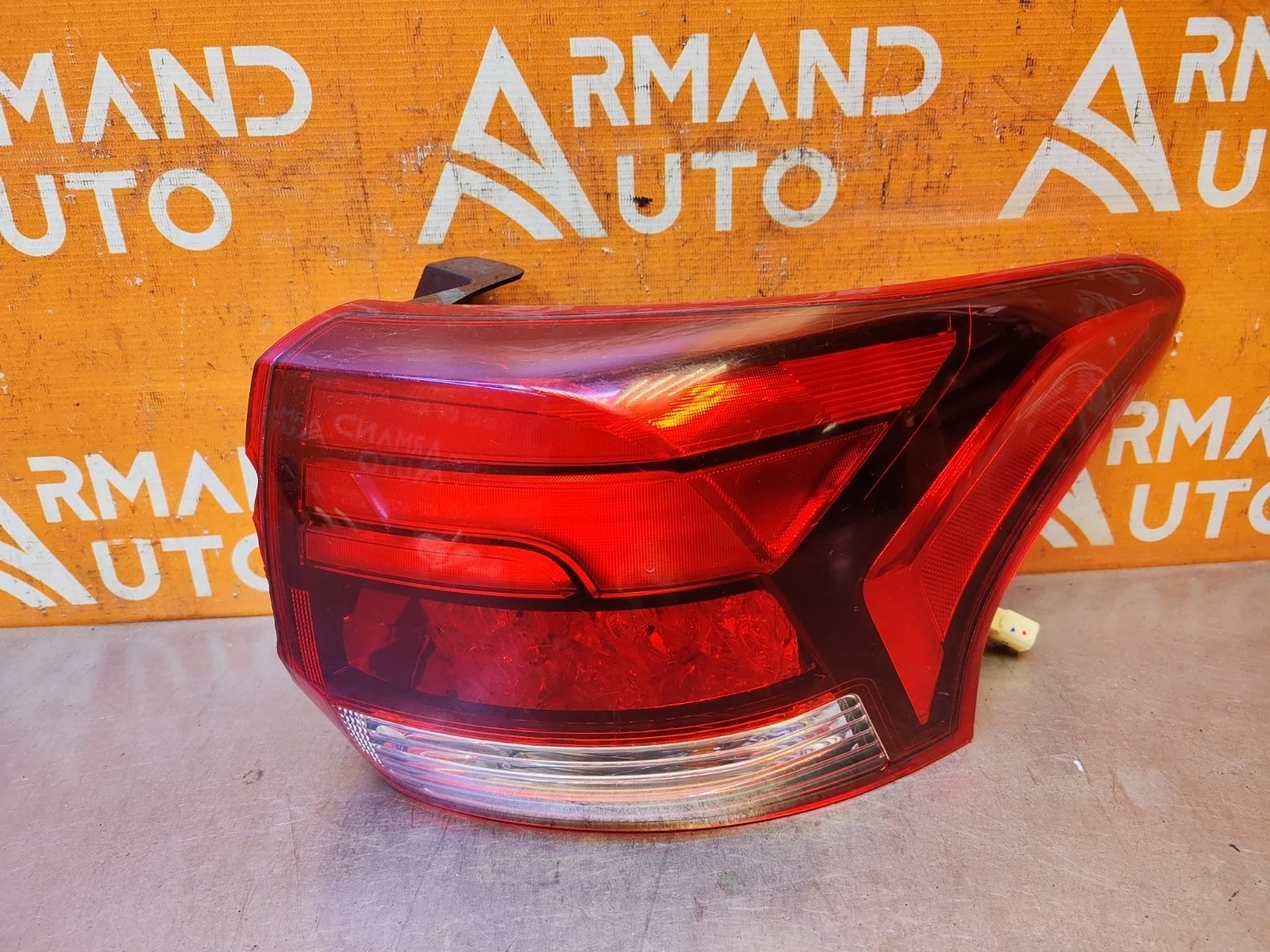 Фонарь внешний Mitsubishi Outlander 2015-нв 3