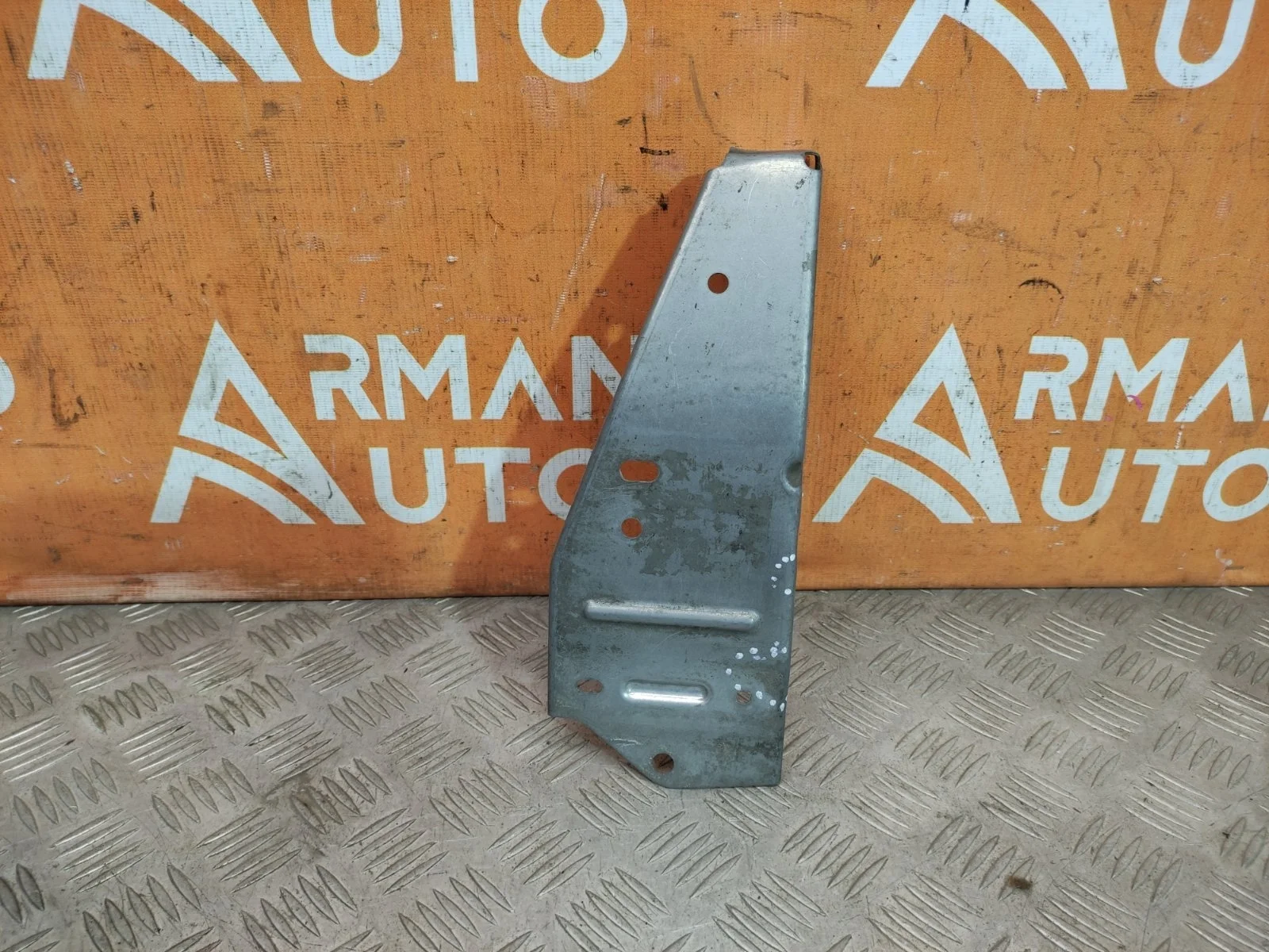 Кронштейн усилителя бампера верхний Mitsubishi Outlander 2012-нв 3