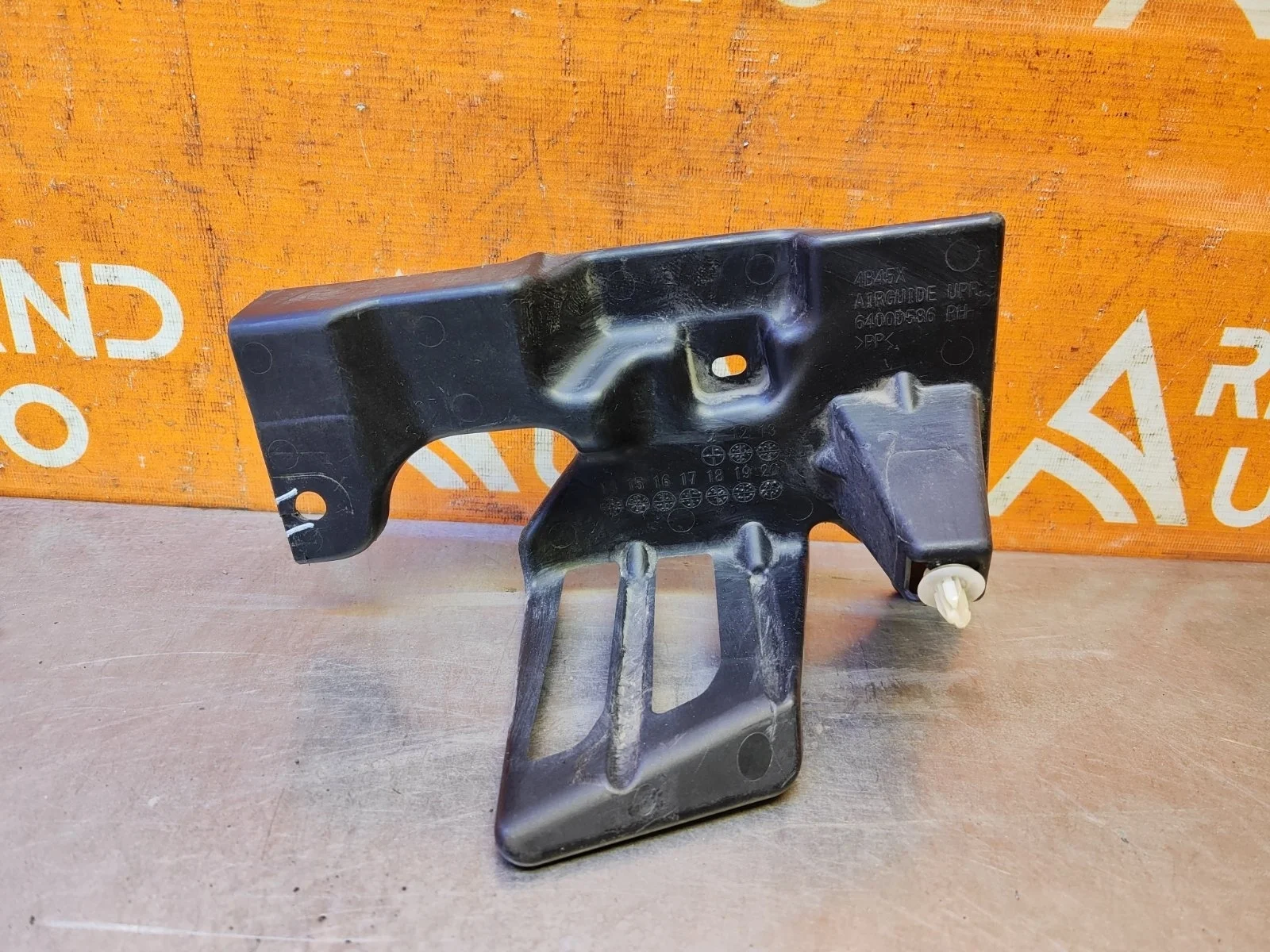 Кронштейн решетки радиатора верхний Mitsubishi Outlander 2012-нв 3